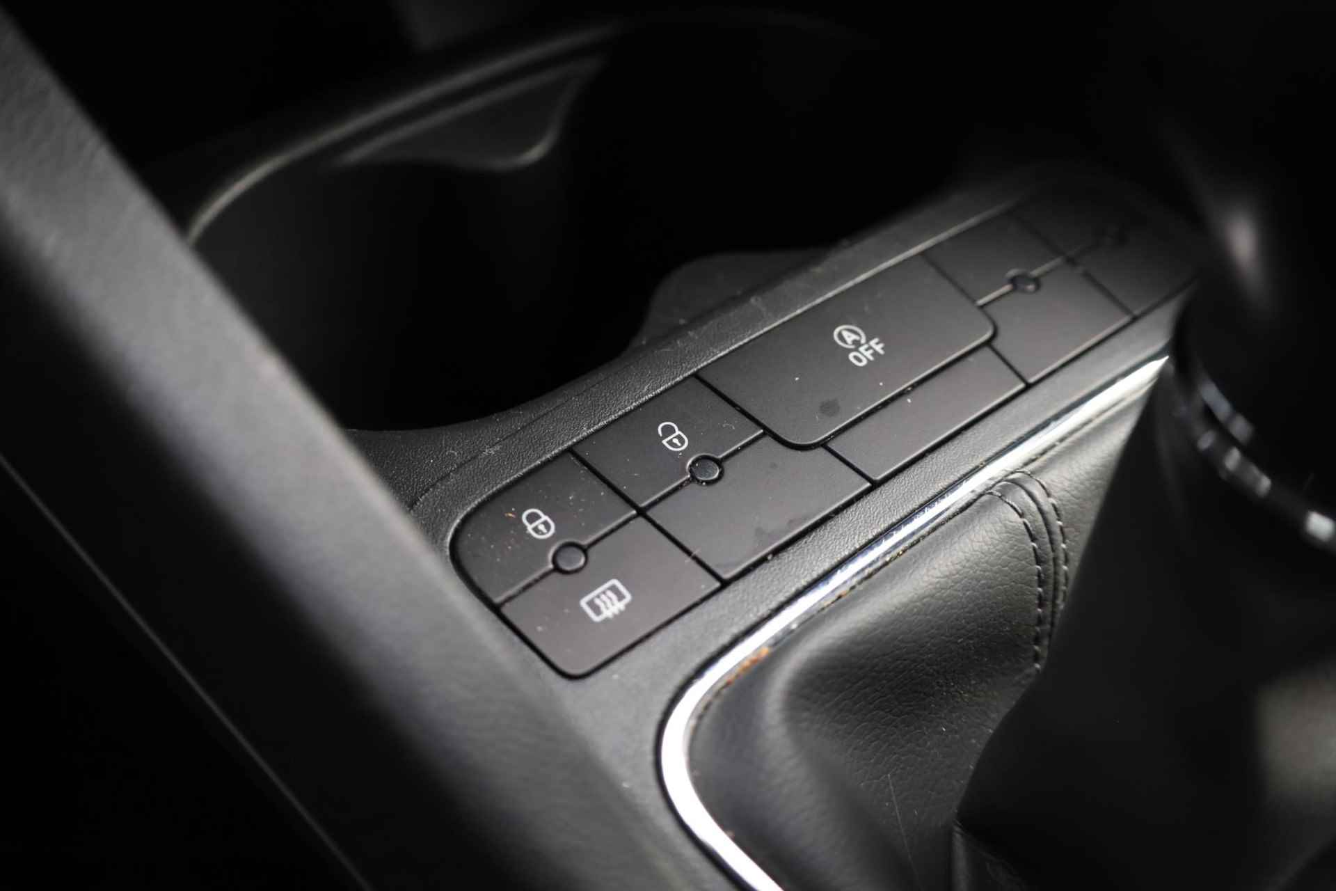 SEAT Ibiza 1.0 EcoTSI Style Connect 95PK / 70kW, 16" LMV zwart, navigatie, cruise control, parkeersensoren, multifunctioneel lederen stuurwiel, licht sensor, zwarte spiegelkappen + zwarte accenten, spiegels elektrisch inklapbaar - 33/38