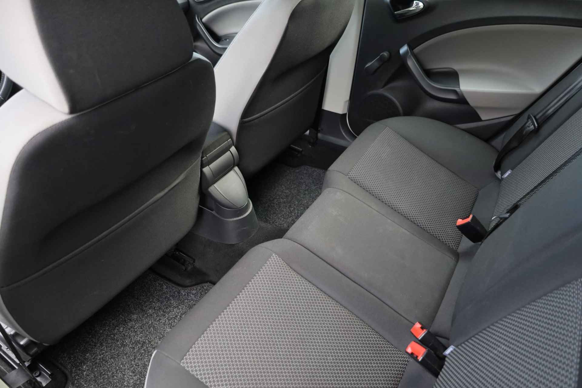 SEAT Ibiza 1.0 EcoTSI Style Connect 95PK / 70kW, 16" LMV zwart, navigatie, cruise control, parkeersensoren, multifunctioneel lederen stuurwiel, licht sensor, zwarte spiegelkappen + zwarte accenten, spiegels elektrisch inklapbaar - 35/38