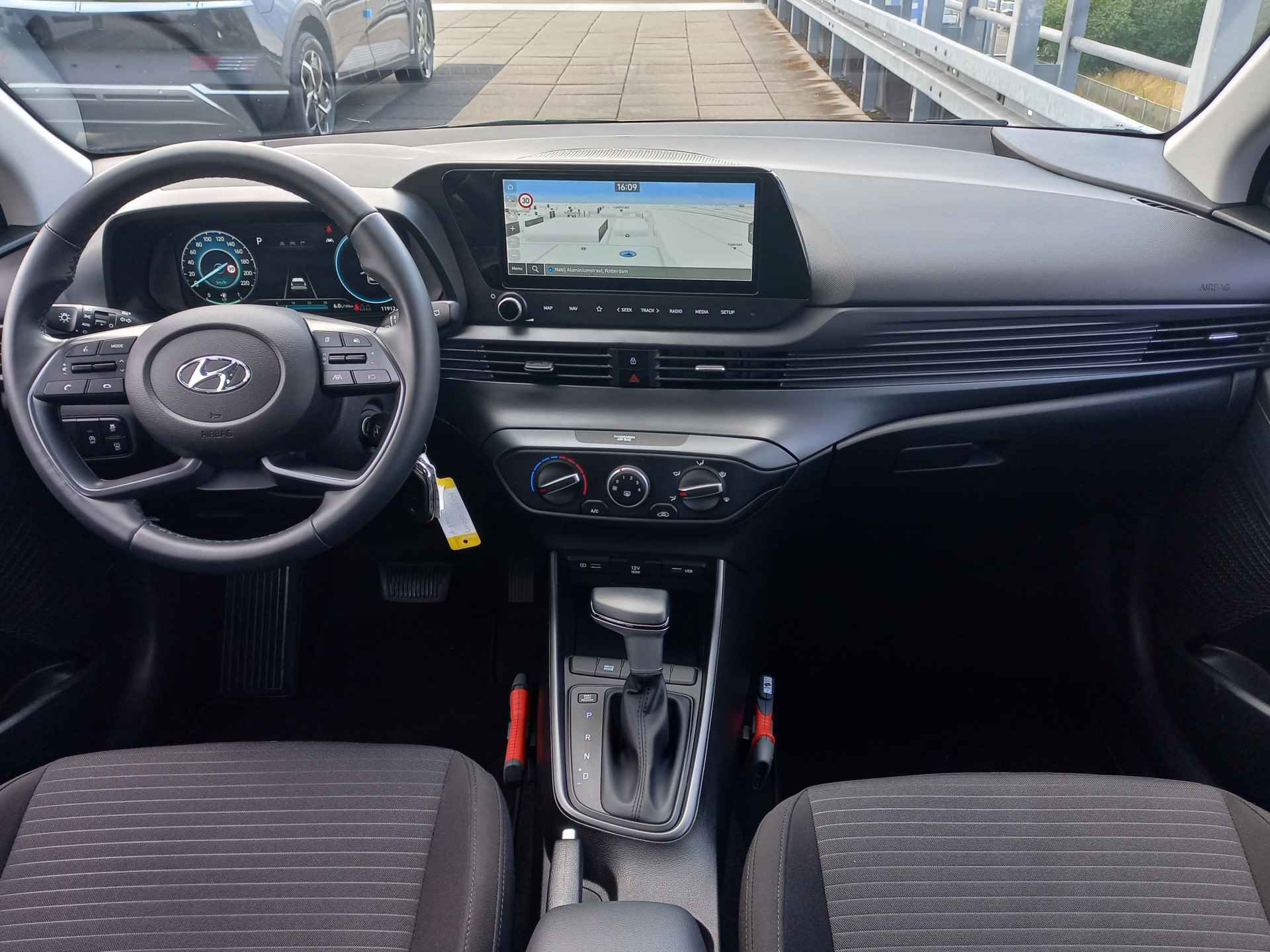 Hyundai i20 1.0 T-GDI Comfort Smart Automaat | NAVIGATIE | PARKEERCAMERA | LICHTMETALEN VELGEN Auto staat in Moordrecht - 16/38