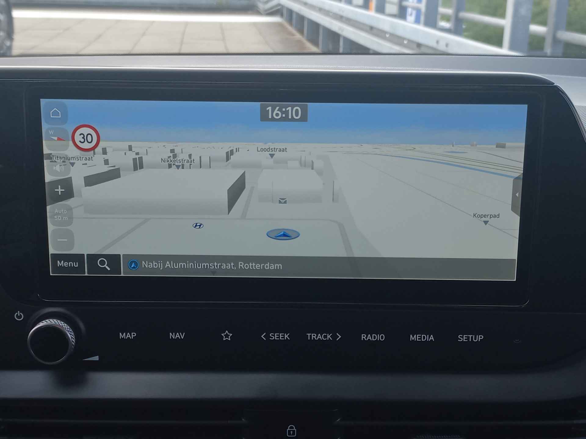 Hyundai i20 1.0 T-GDI Comfort Smart Automaat | NAVIGATIE | PARKEERCAMERA | LICHTMETALEN VELGEN Auto staat in Moordrecht - 27/38