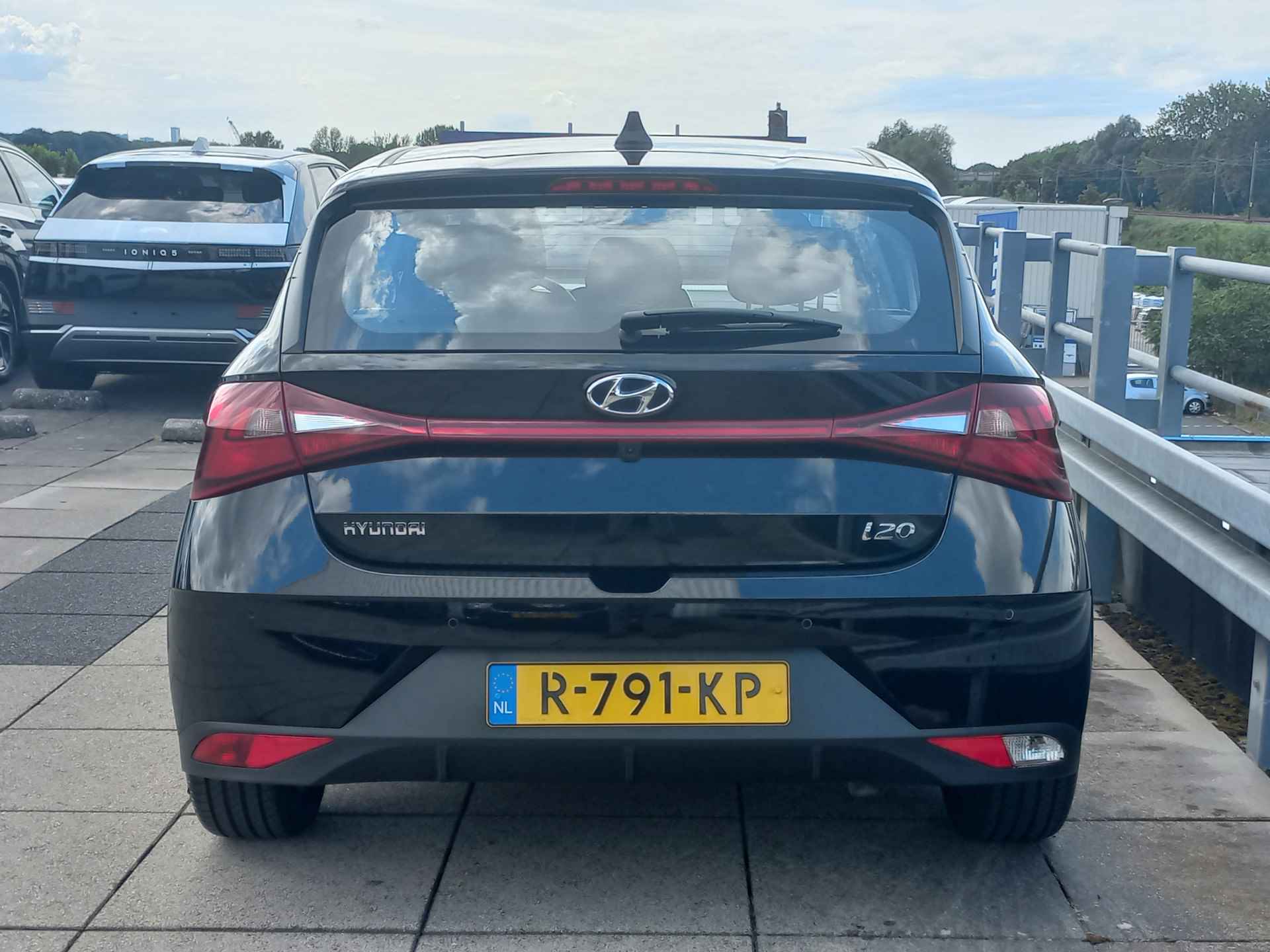 Hyundai i20 1.0 T-GDI Comfort Smart Automaat | NAVIGATIE | PARKEERCAMERA | LICHTMETALEN VELGEN Auto staat in Moordrecht - 37/38