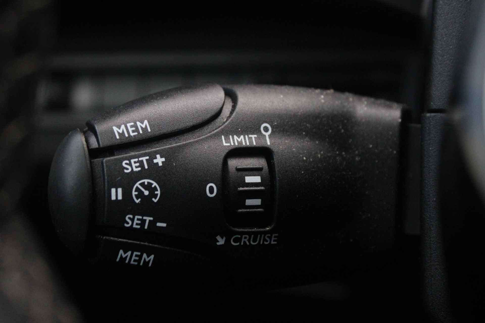 Peugeot 3008 1.2 130-PK Première KEYLESS ENTRY | PARKEERCAMERA | GRIP CONTROL | NAVIGATIE | CLIMATE CONTROL | CRUISE CONTROL | - 27/40