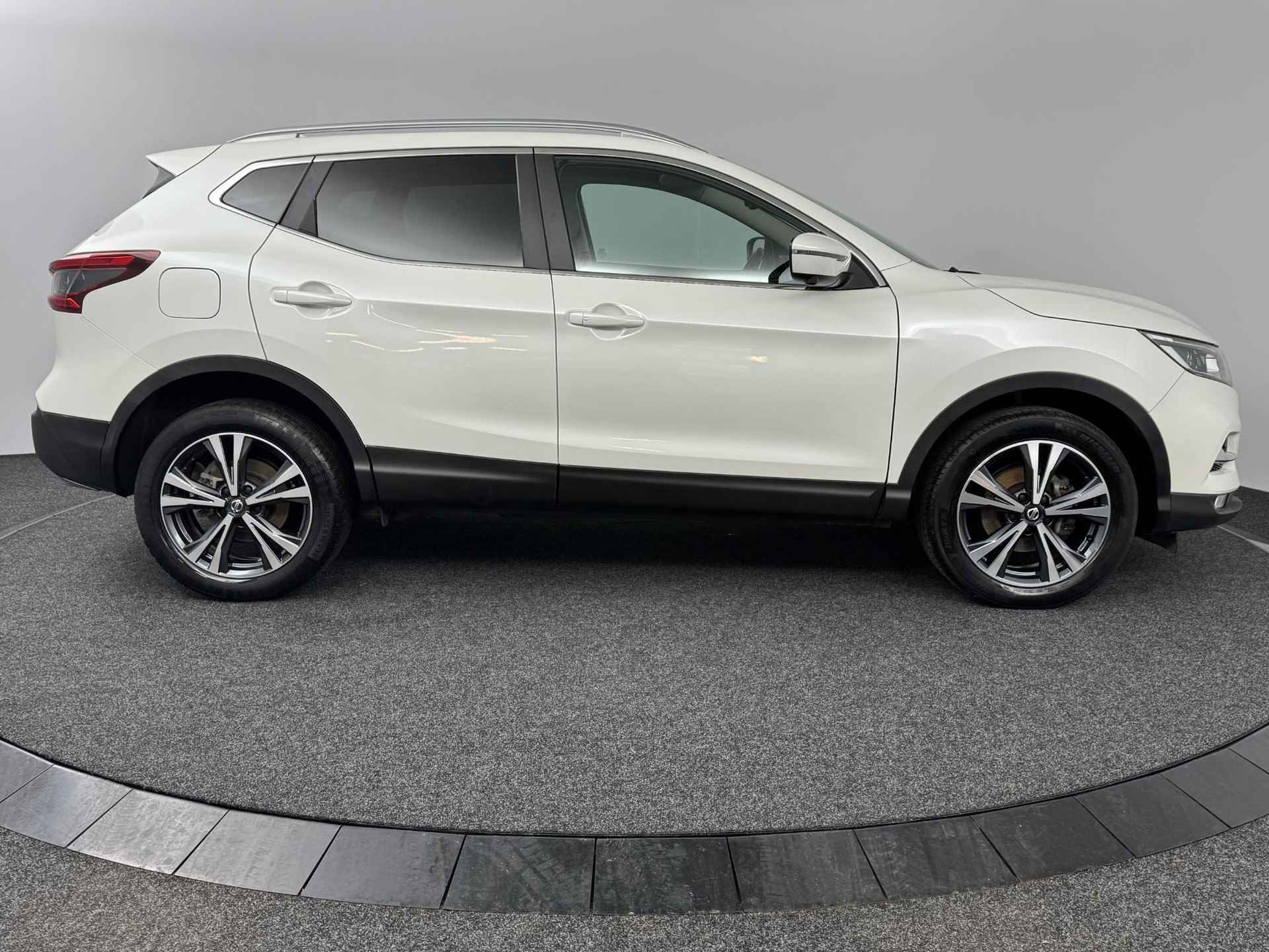 Nissan Qashqai 1.2 DIG-T 115 X-Tronic N-Connecta | Trekhaak | Panoramadak | 360º Camera | Keyless | Navigatie - 15/44