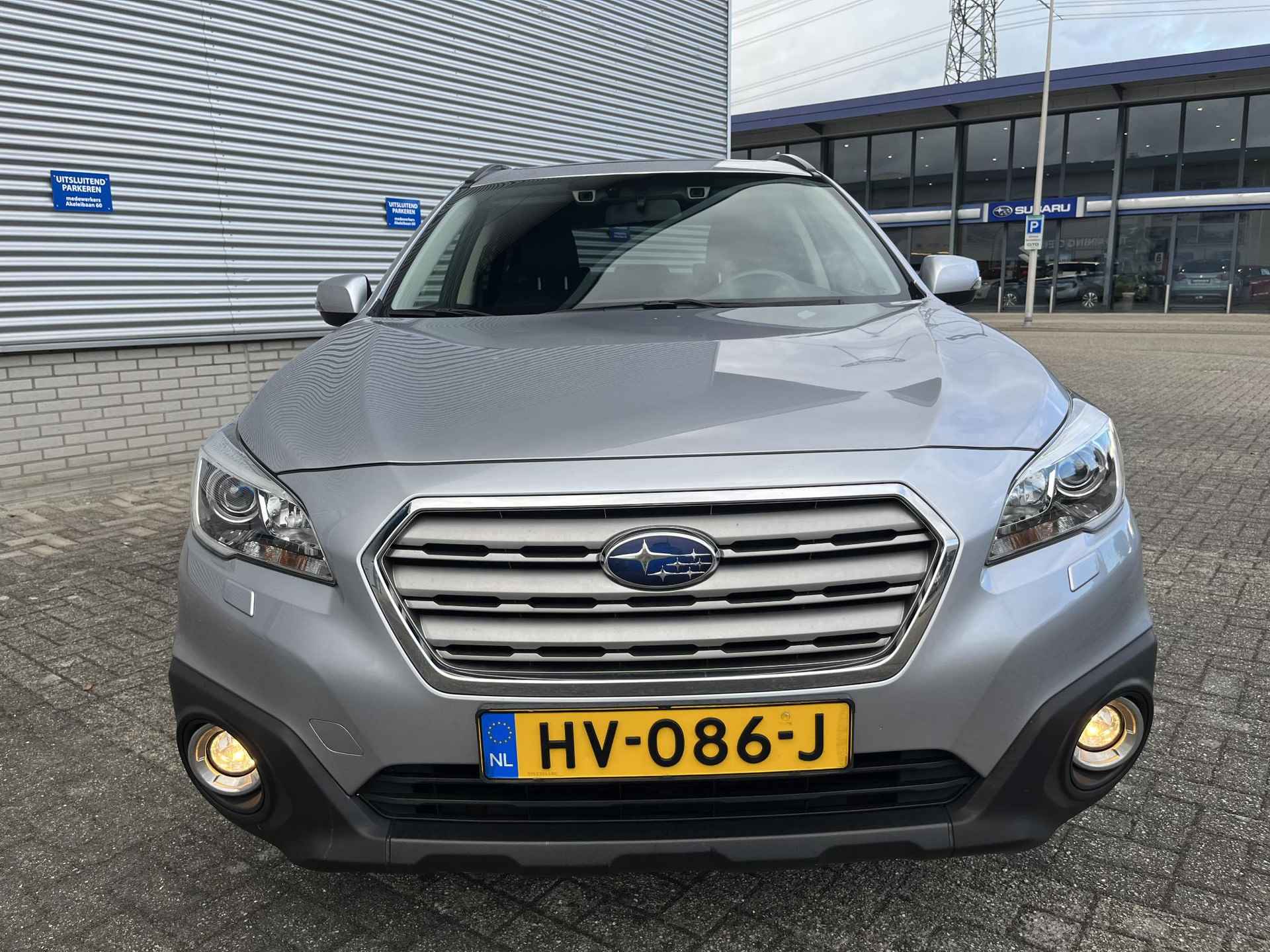 Subaru Outback 2.5i Premium CVT Automaat | Navi | Leder interieur | Open dak | Trekhaak | Dealer onderhouden!! - 2/30