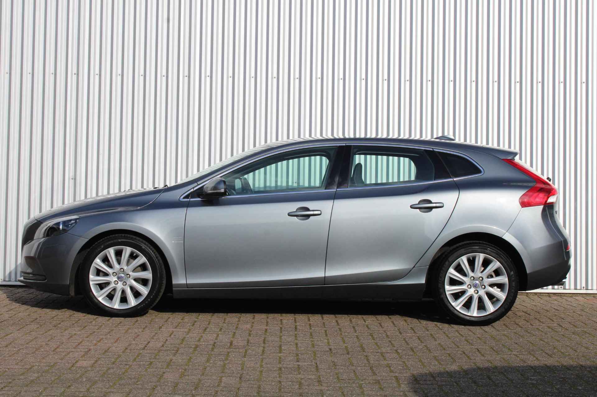 Volvo V40 T2 Momentum, |Navigatie| Bluetooth| Park Assist Achter| LED dagrijverlichting| Cruise Control\ Climate Control| Regensensor| 17" Lichtmetalen velgen|Noodreservewiel. - 3/28