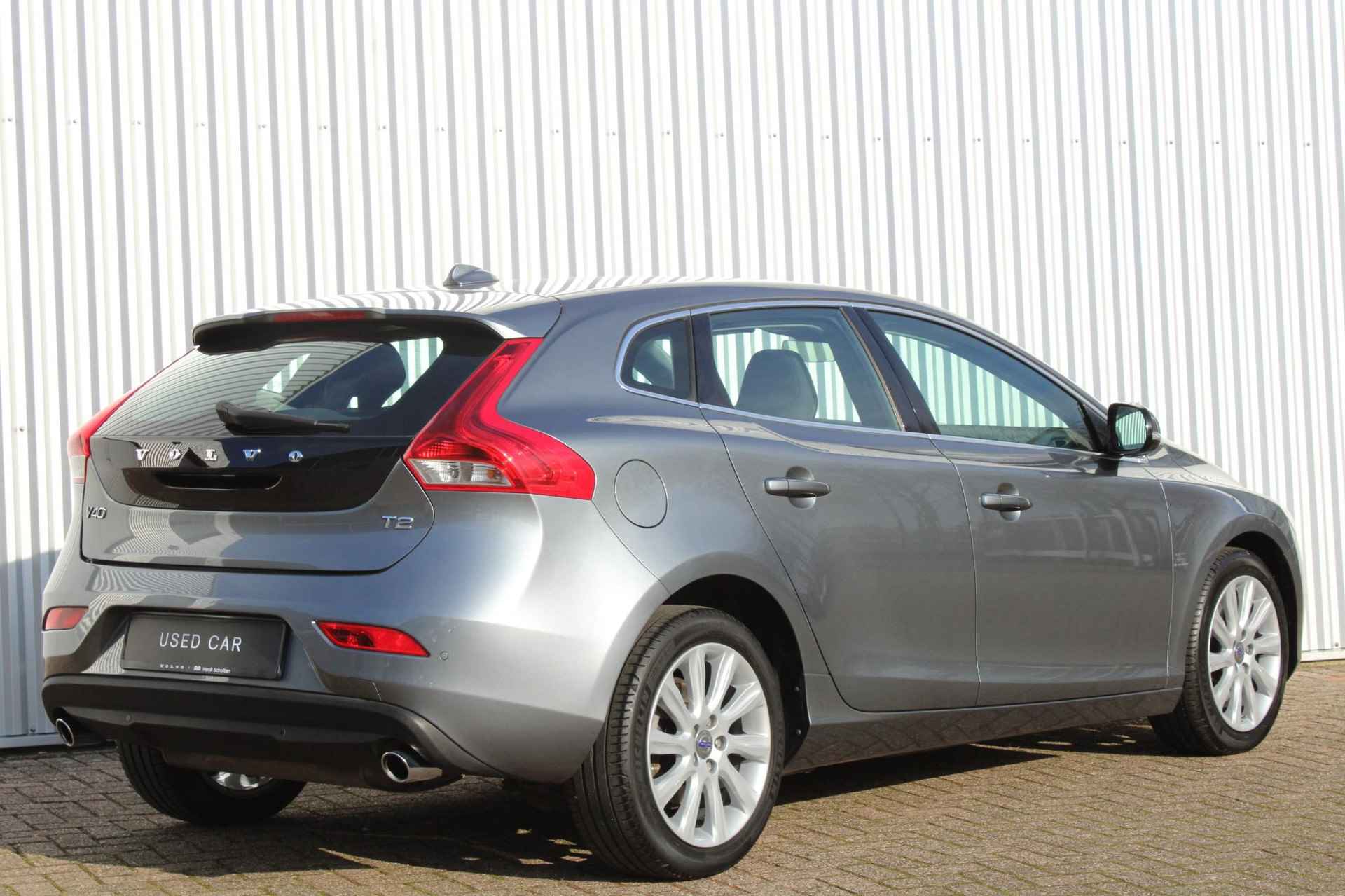 Volvo V40 T2 Momentum, |Navigatie| Bluetooth| Park Assist Achter| LED dagrijverlichting| Cruise Control\ Climate Control| Regensensor| 17" Lichtmetalen velgen|Noodreservewiel. - 4/28