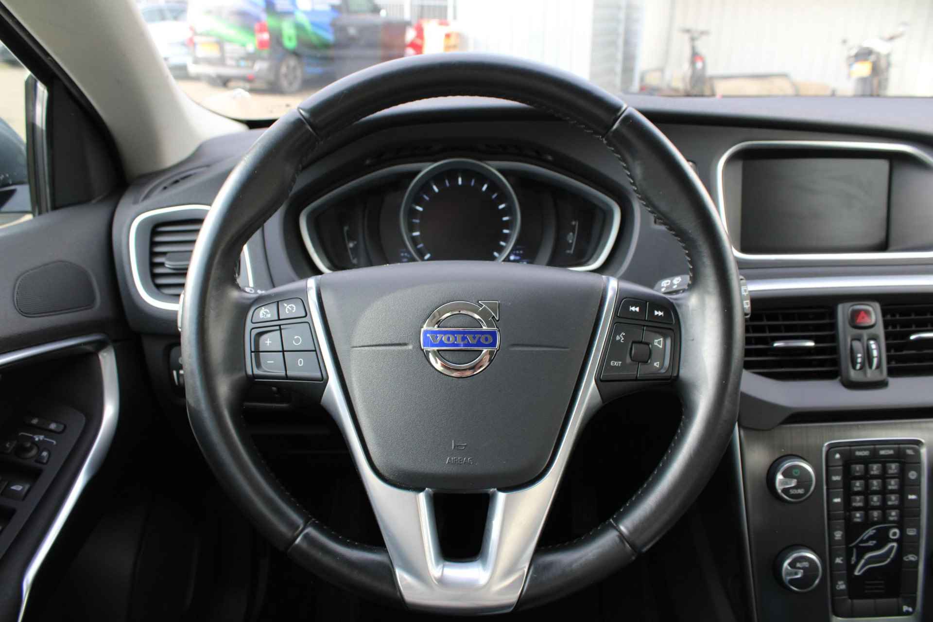 Volvo V40 T2 Momentum, |Navigatie| Bluetooth| Park Assist Achter| LED dagrijverlichting| Cruise Control\ Climate Control| Regensensor| 17" Lichtmetalen velgen|Noodreservewiel. - 17/28