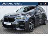 BMW X1 sDrive20i High Executive M Sport Automaat / Panoramadak / Trekhaak / Achteruitrijcamera / Sportstoelen / Stoelverwarming / Adaptieve LED / Head-Up / Park Assistant