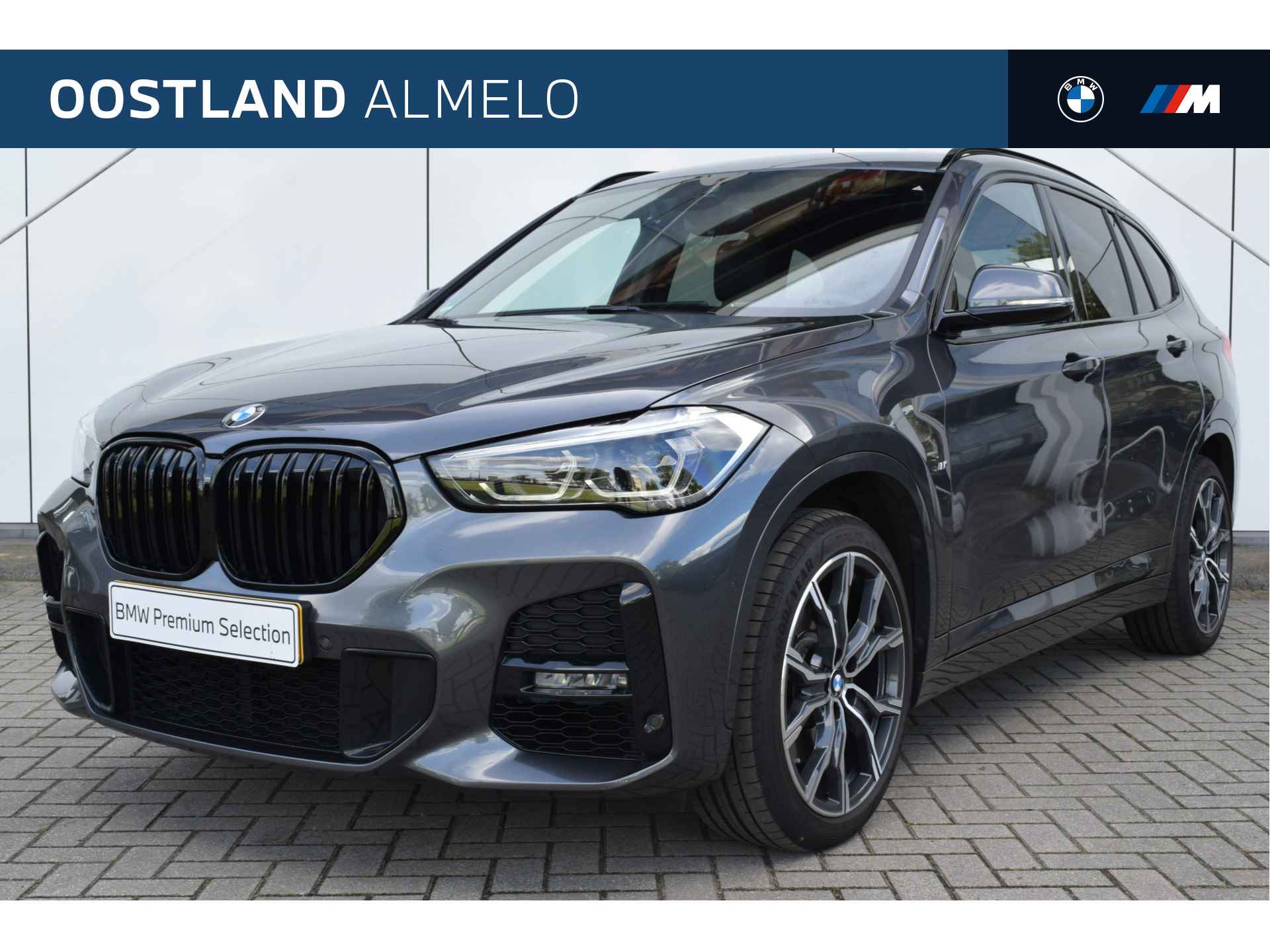 BMW X1 sDrive20i High Executive M Sport Automaat / Panoramadak / Trekhaak / Achteruitrijcamera / Sportstoelen / Stoelverwarming / Adaptieve LED / Head-Up / Park Assistant - 1/26