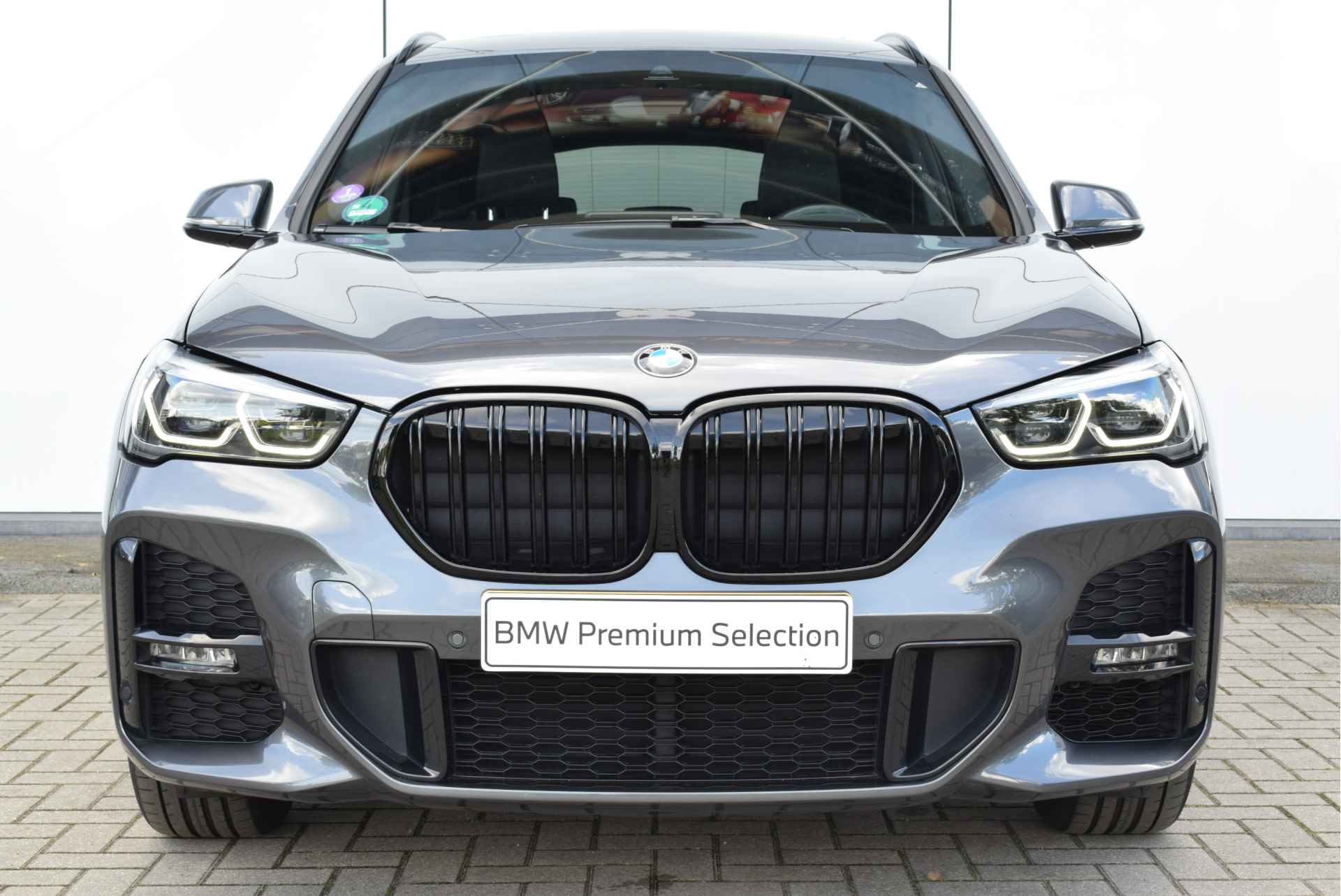 BMW X1 sDrive20i High Executive M Sport Automaat / Panoramadak / Trekhaak / Achteruitrijcamera / Sportstoelen / Stoelverwarming / Adaptieve LED / Head-Up / Park Assistant - 5/26