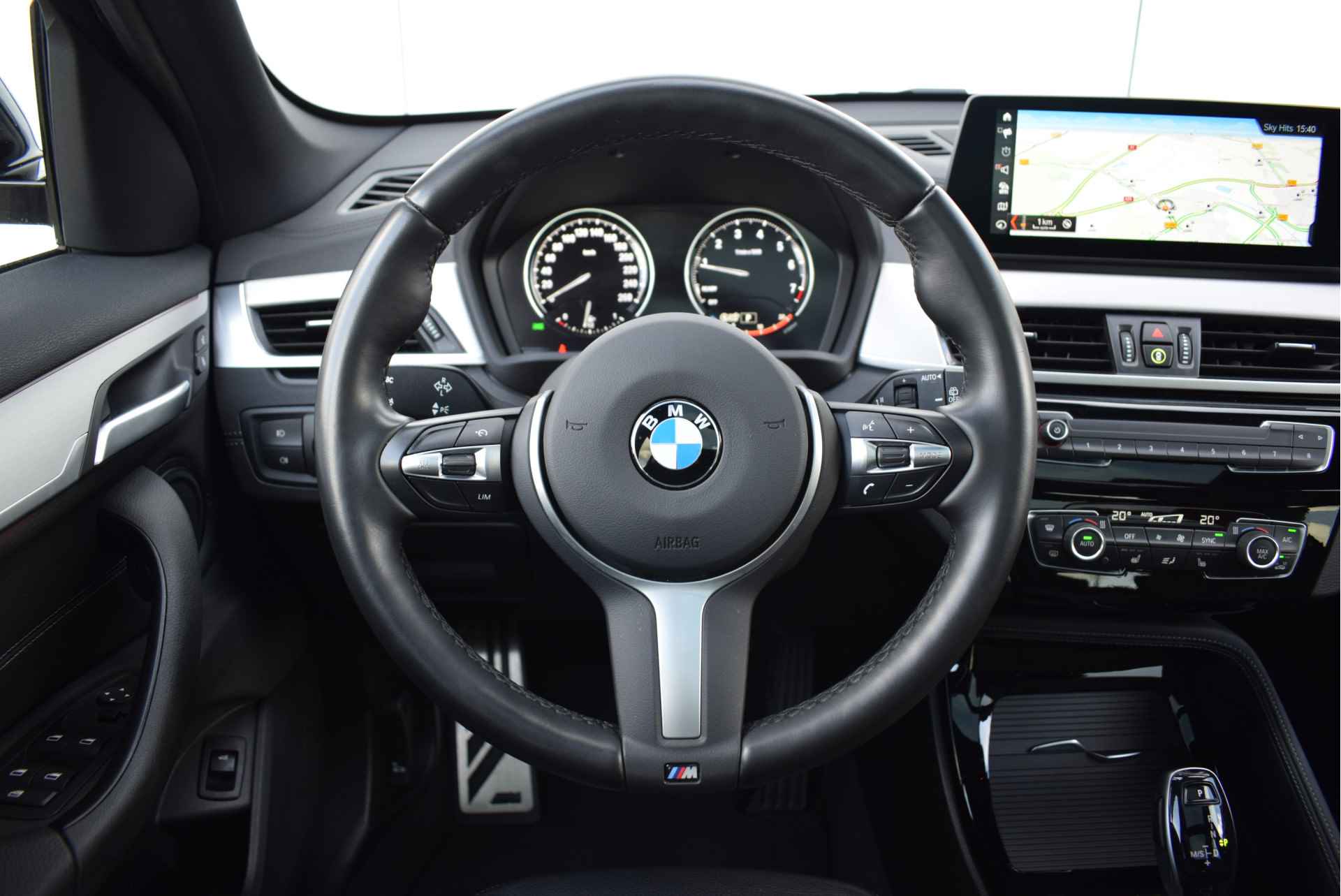 BMW X1 sDrive20i High Executive M Sport Automaat / Panoramadak / Trekhaak / Achteruitrijcamera / Sportstoelen / Stoelverwarming / Adaptieve LED / Head-Up / Park Assistant - 8/26