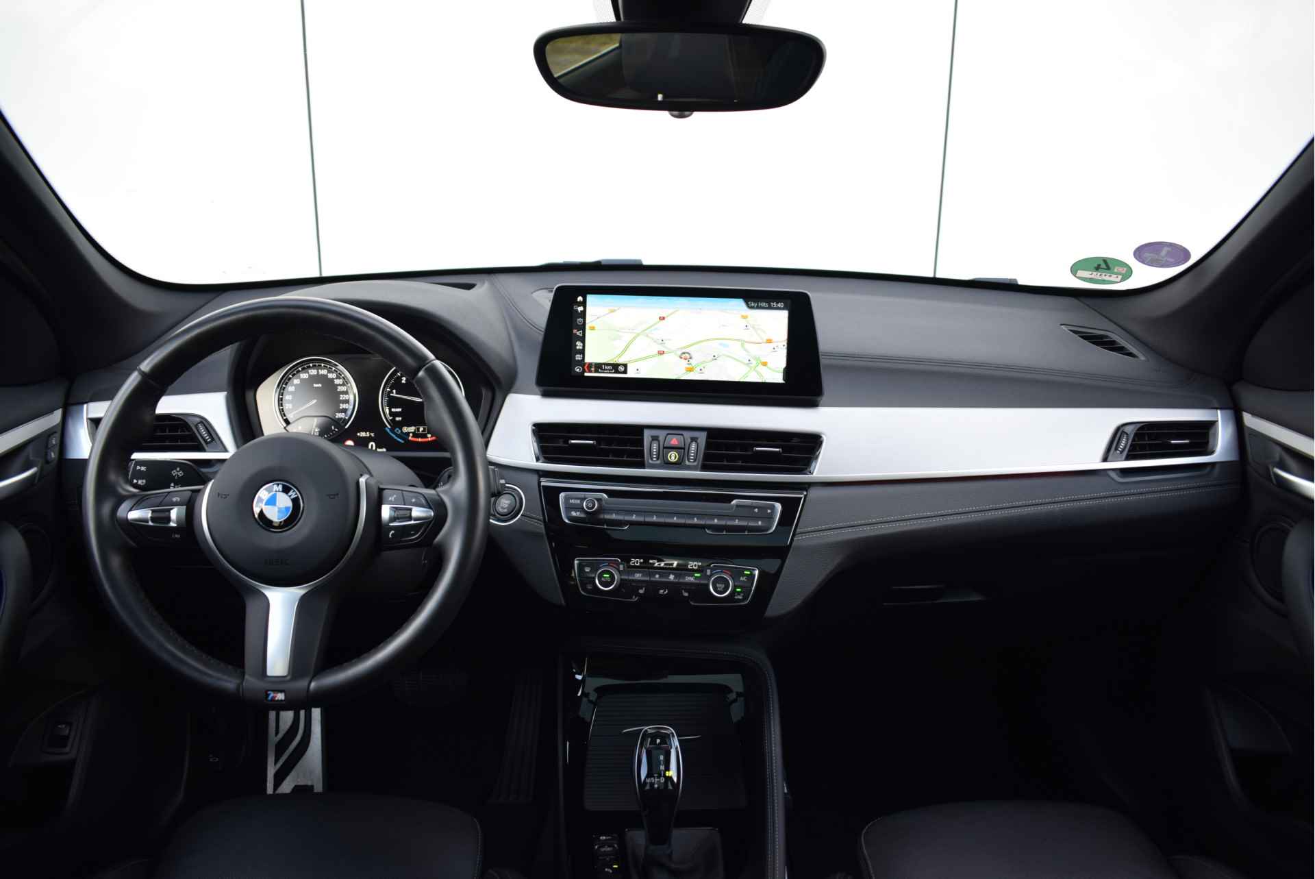 BMW X1 sDrive20i High Executive M Sport Automaat / Panoramadak / Trekhaak / Achteruitrijcamera / Sportstoelen / Stoelverwarming / Adaptieve LED / Head-Up / Park Assistant - 19/26