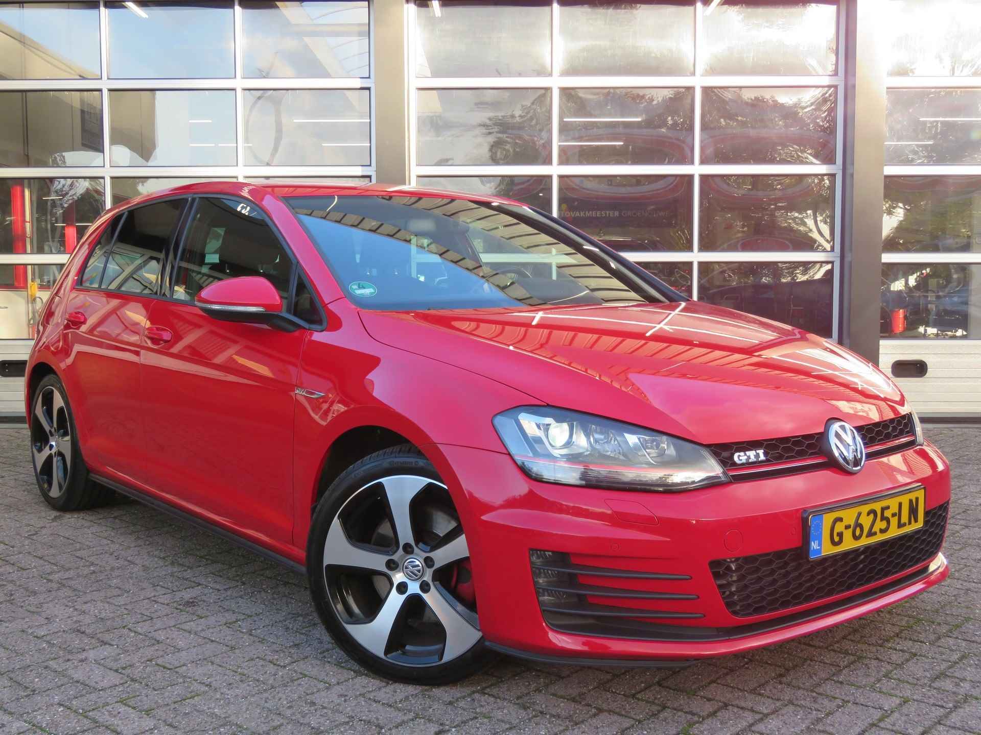 Volkswagen Golf 2.0 TSI GTI 220PK / 18Inch / Xenon / Stoelverw. / - 11/42