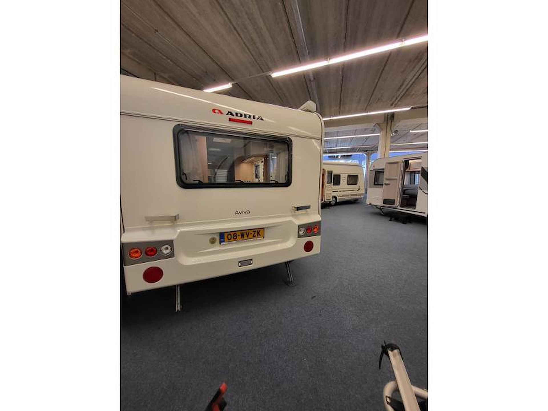 Adria Aviva 472 LU met mover en voortent - 6/18