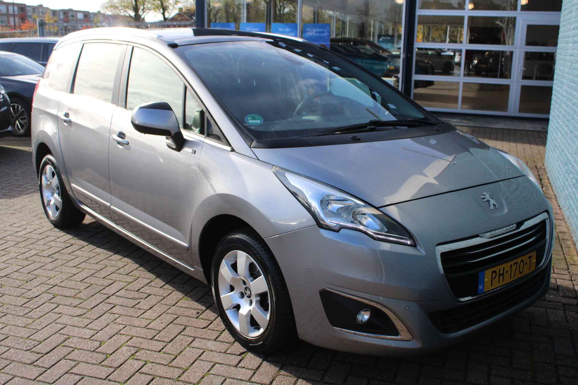 Peugeot 5008 1.2 PureTech 130pk Style 7p | Navigatie | Panoramadak | 1e Eigenaar | Camera | Trekhaak | - 8/30