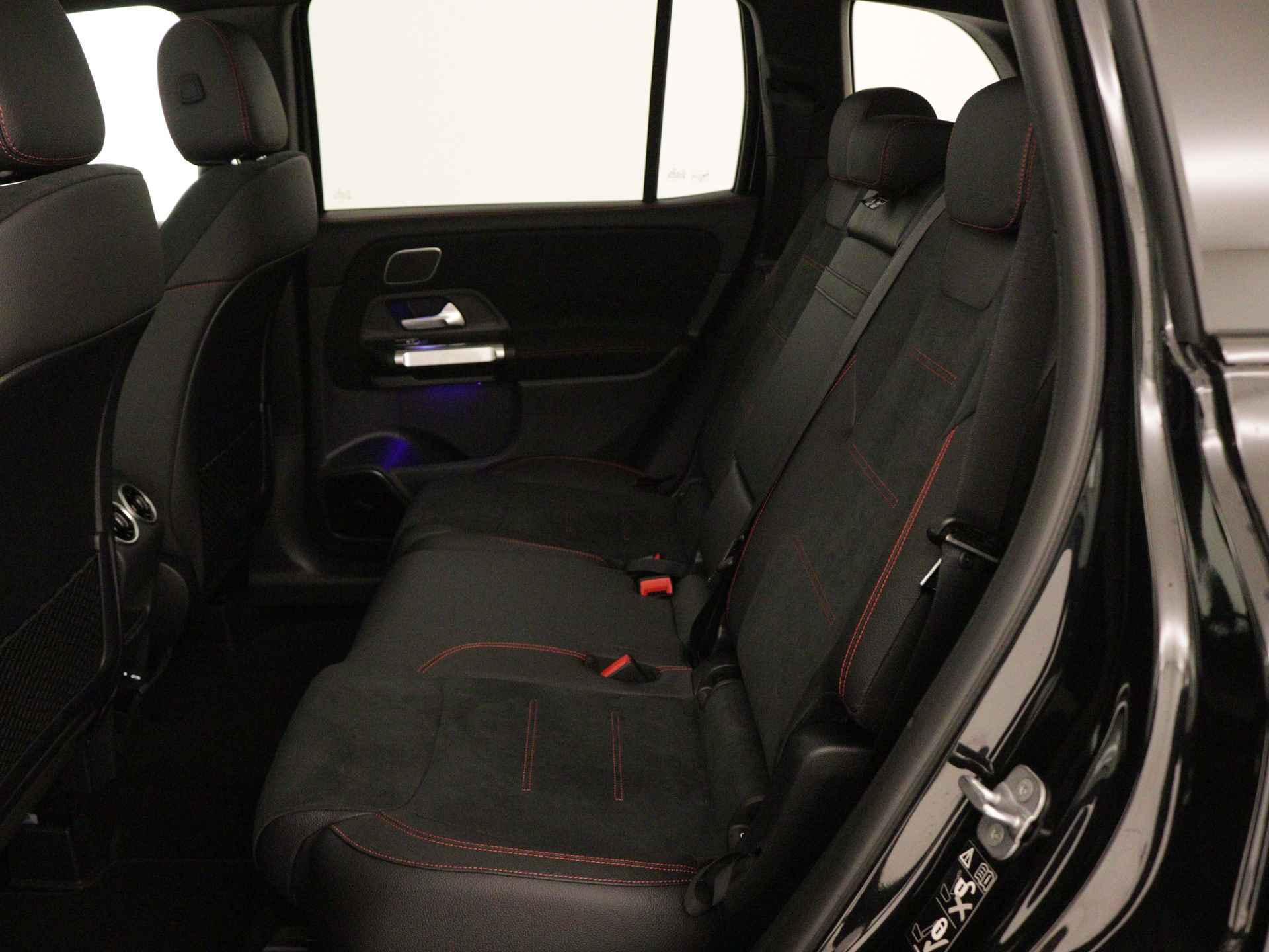 Mercedes-Benz GLB 200 AMG Line | Trekhaak | Nightpakket | Premium Plus pakket | USB-pakket plus | Keyless-Go comfortpakket | Burmester Surround Sound systeem | Parkeerpakket met 360°-camera | Head-up display | - 5/40