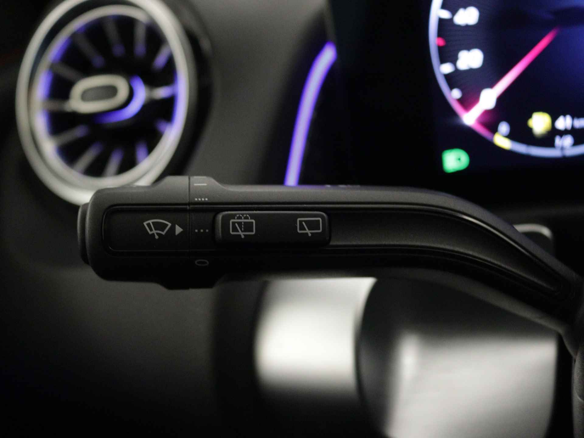 Mercedes-Benz GLB 200 AMG Line | Trekhaak | Nightpakket | Premium Plus pakket | USB-pakket plus | Keyless-Go comfortpakket | Burmester Surround Sound systeem | Parkeerpakket met 360°-camera | Head-up display | - 6/40