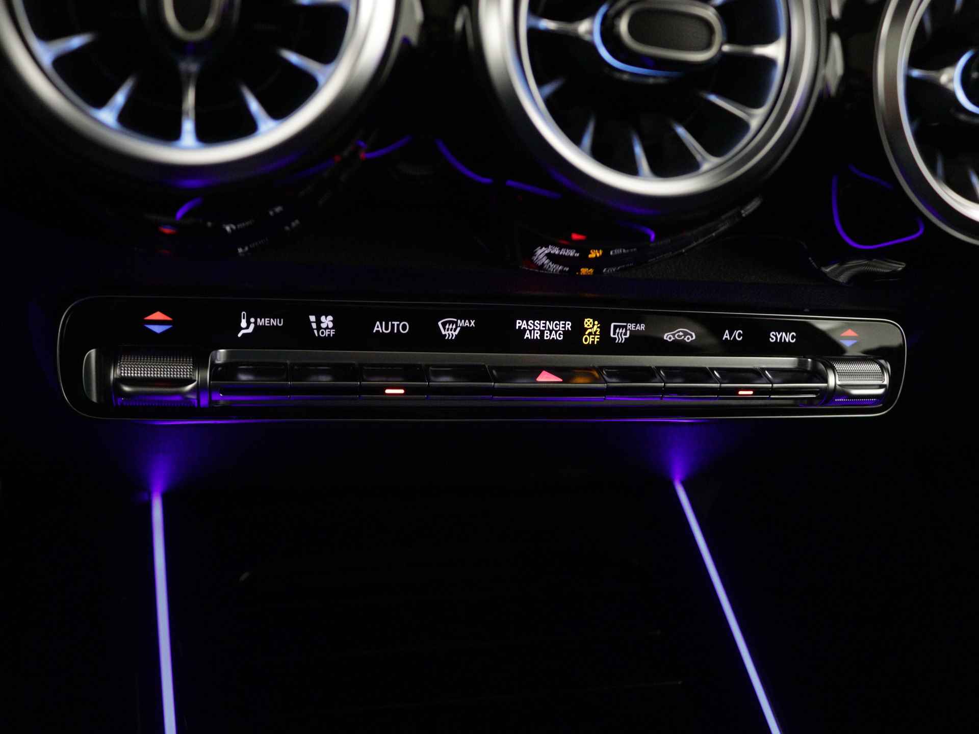 Mercedes-Benz GLB 200 AMG Line | Trekhaak | Nightpakket | Premium Plus pakket | USB-pakket plus | Keyless-Go comfortpakket | Burmester Surround Sound systeem | Parkeerpakket met 360°-camera | Head-up display | - 9/40