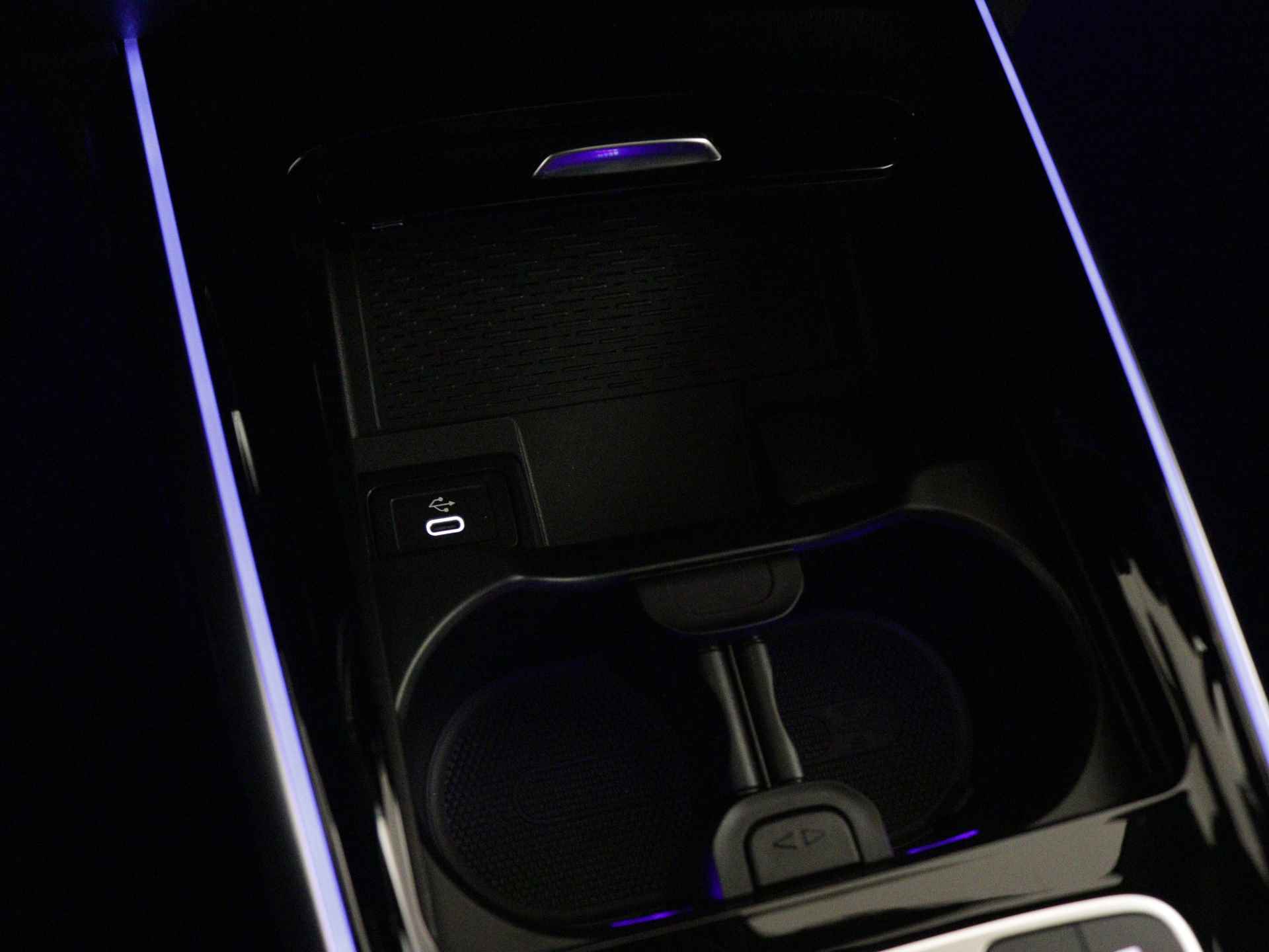 Mercedes-Benz GLB 200 AMG Line | Trekhaak | Nightpakket | Premium Plus pakket | USB-pakket plus | Keyless-Go comfortpakket | Burmester Surround Sound systeem | Parkeerpakket met 360°-camera | Head-up display | - 10/40
