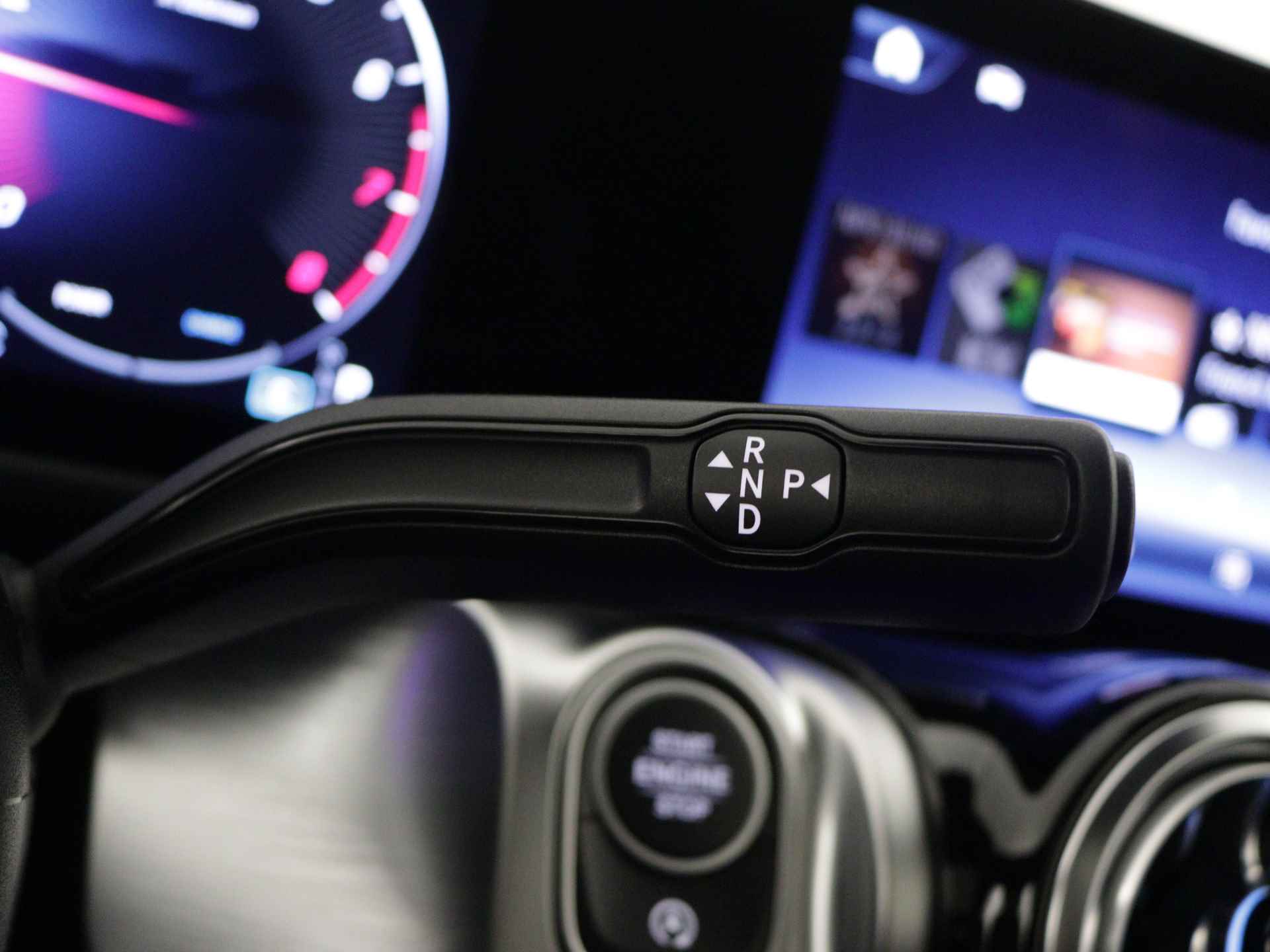 Mercedes-Benz GLB 200 AMG Line | Trekhaak | Nightpakket | Premium Plus pakket | USB-pakket plus | Keyless-Go comfortpakket | Burmester Surround Sound systeem | Parkeerpakket met 360°-camera | Head-up display | - 17/40