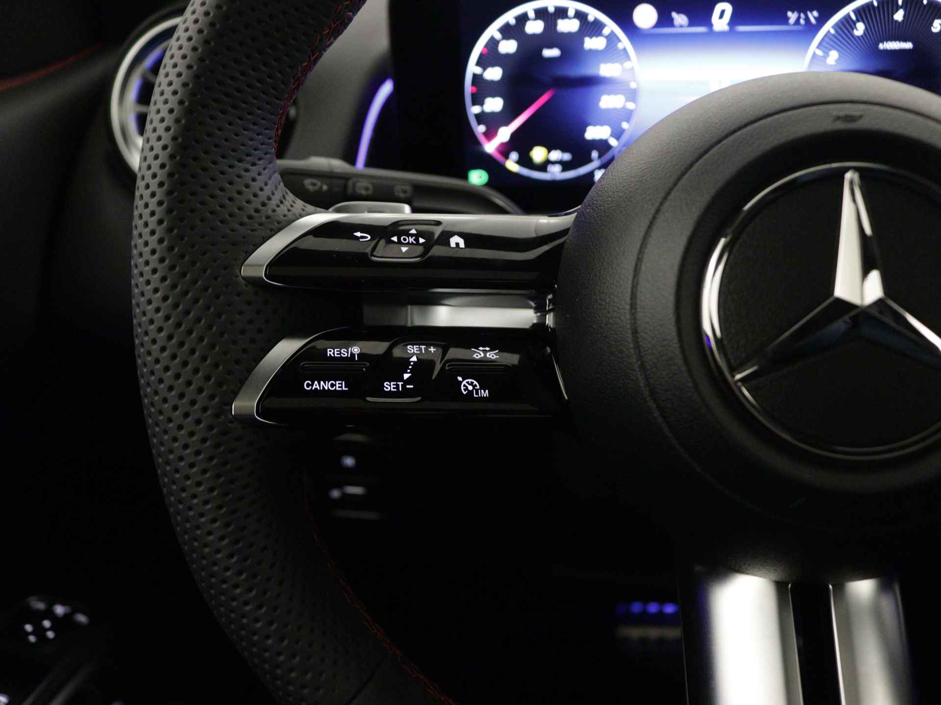 Mercedes-Benz GLB 200 AMG Line | Trekhaak | Nightpakket | Premium Plus pakket | USB-pakket plus | Keyless-Go comfortpakket | Burmester Surround Sound systeem | Parkeerpakket met 360°-camera | Head-up display | - 18/40