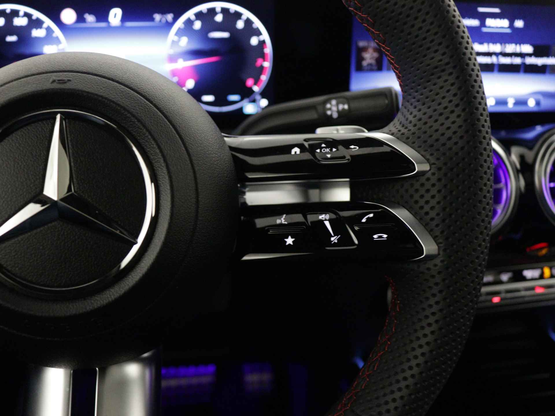 Mercedes-Benz GLB 200 AMG Line | Trekhaak | Nightpakket | Premium Plus pakket | USB-pakket plus | Keyless-Go comfortpakket | Burmester Surround Sound systeem | Parkeerpakket met 360°-camera | Head-up display | - 19/40