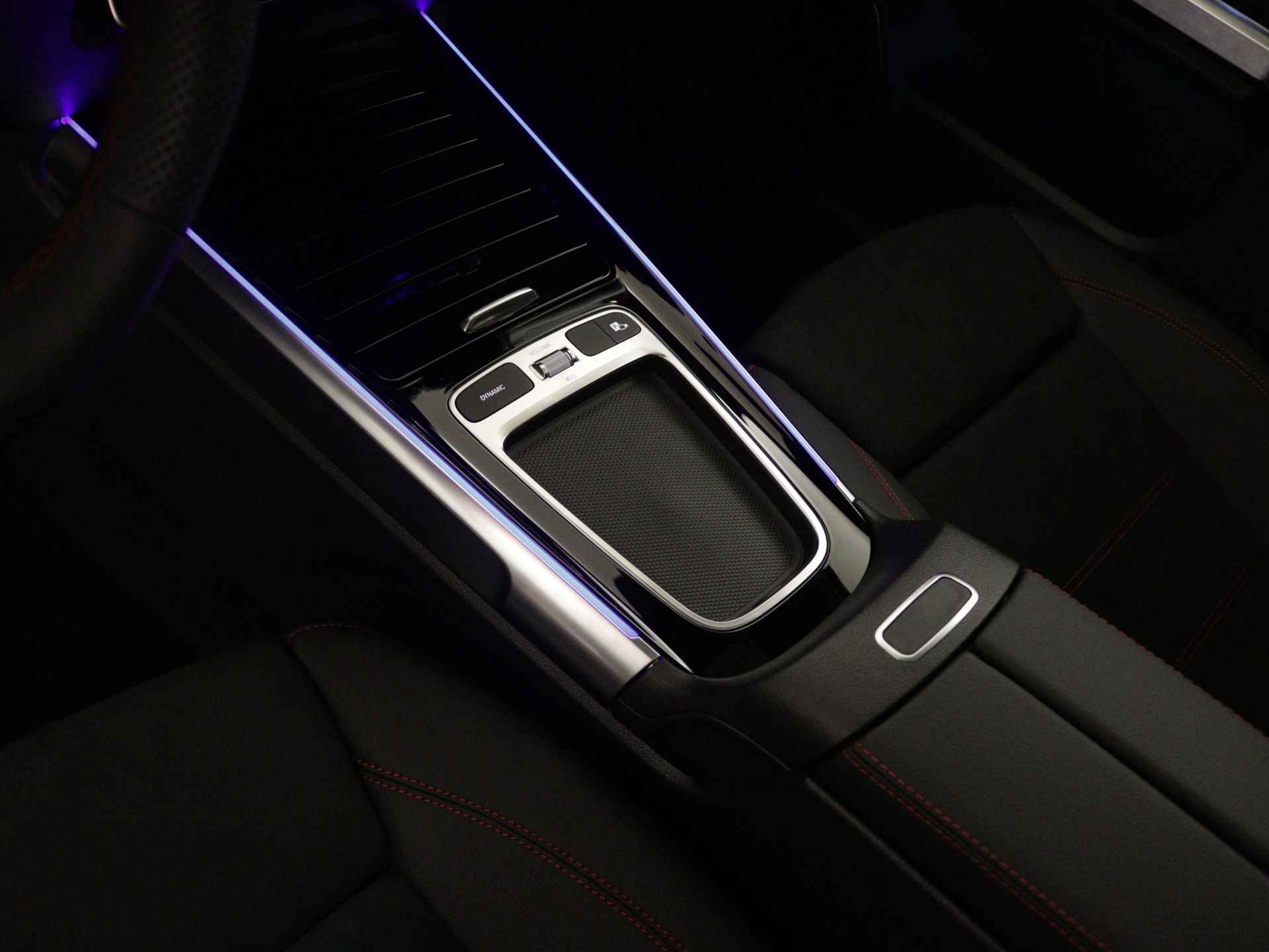 Mercedes-Benz GLB 200 AMG Line | Trekhaak | Nightpakket | Premium Plus pakket | USB-pakket plus | Keyless-Go comfortpakket | Burmester Surround Sound systeem | Parkeerpakket met 360°-camera | Head-up display | - 26/40
