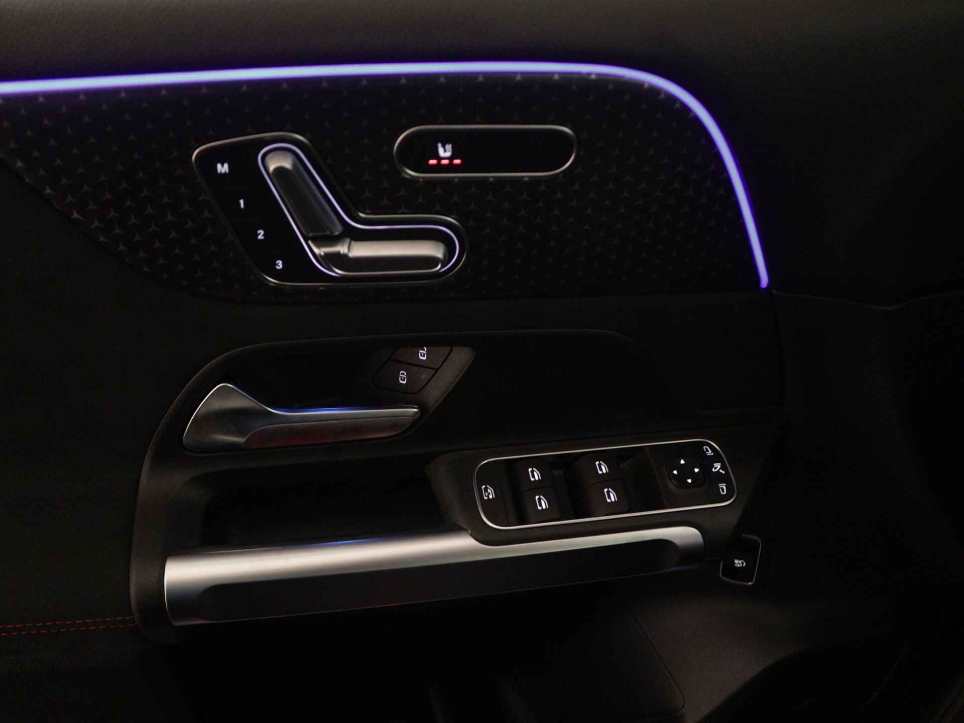 Mercedes-Benz GLB 200 AMG Line | Trekhaak | Nightpakket | Premium Plus pakket | USB-pakket plus | Keyless-Go comfortpakket | Burmester Surround Sound systeem | Parkeerpakket met 360°-camera | Head-up display | - 27/40