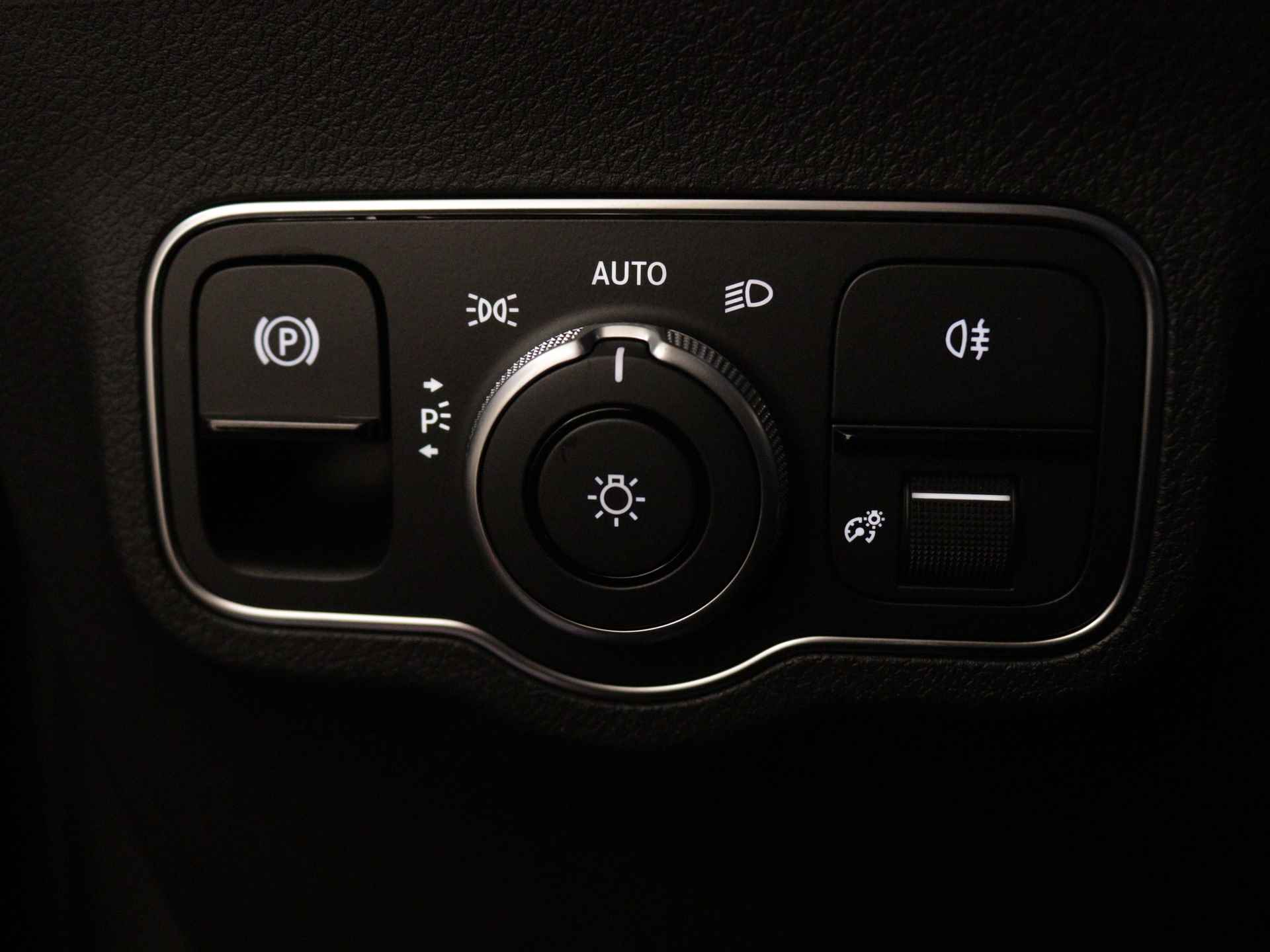 Mercedes-Benz GLB 200 AMG Line | Trekhaak | Nightpakket | Premium Plus pakket | USB-pakket plus | Keyless-Go comfortpakket | Burmester Surround Sound systeem | Parkeerpakket met 360°-camera | Head-up display | - 28/40