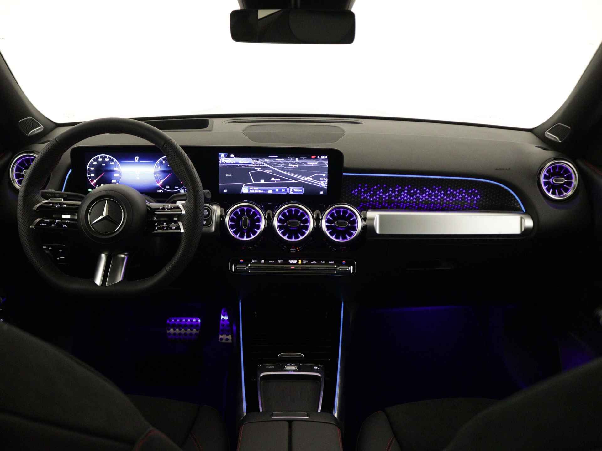 Mercedes-Benz GLB 200 AMG Line | Trekhaak | Nightpakket | Premium Plus pakket | USB-pakket plus | Keyless-Go comfortpakket | Burmester Surround Sound systeem | Parkeerpakket met 360°-camera | Head-up display | - 30/40