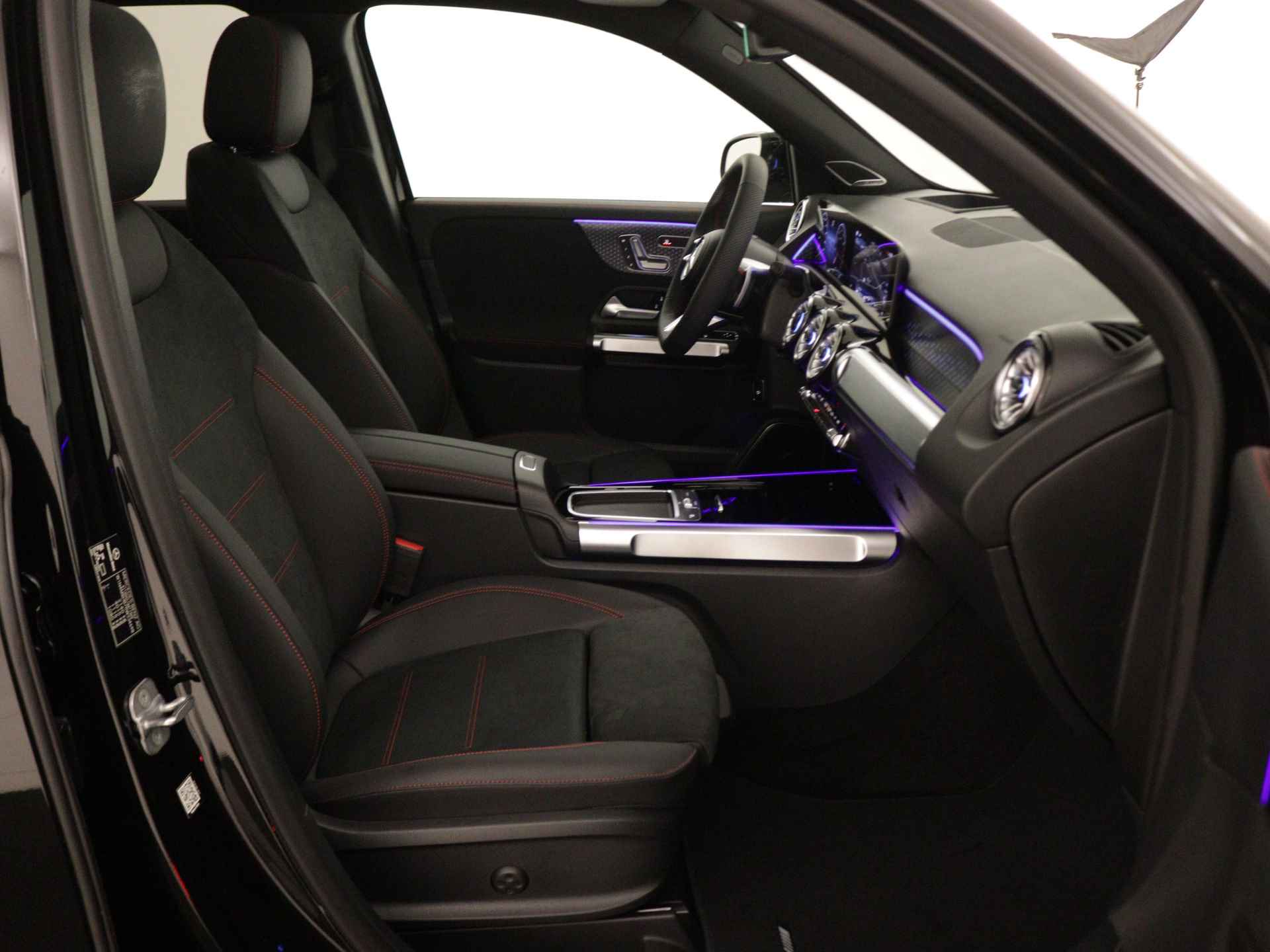 Mercedes-Benz GLB 200 AMG Line | Trekhaak | Nightpakket | Premium Plus pakket | USB-pakket plus | Keyless-Go comfortpakket | Burmester Surround Sound systeem | Parkeerpakket met 360°-camera | Head-up display | - 31/40
