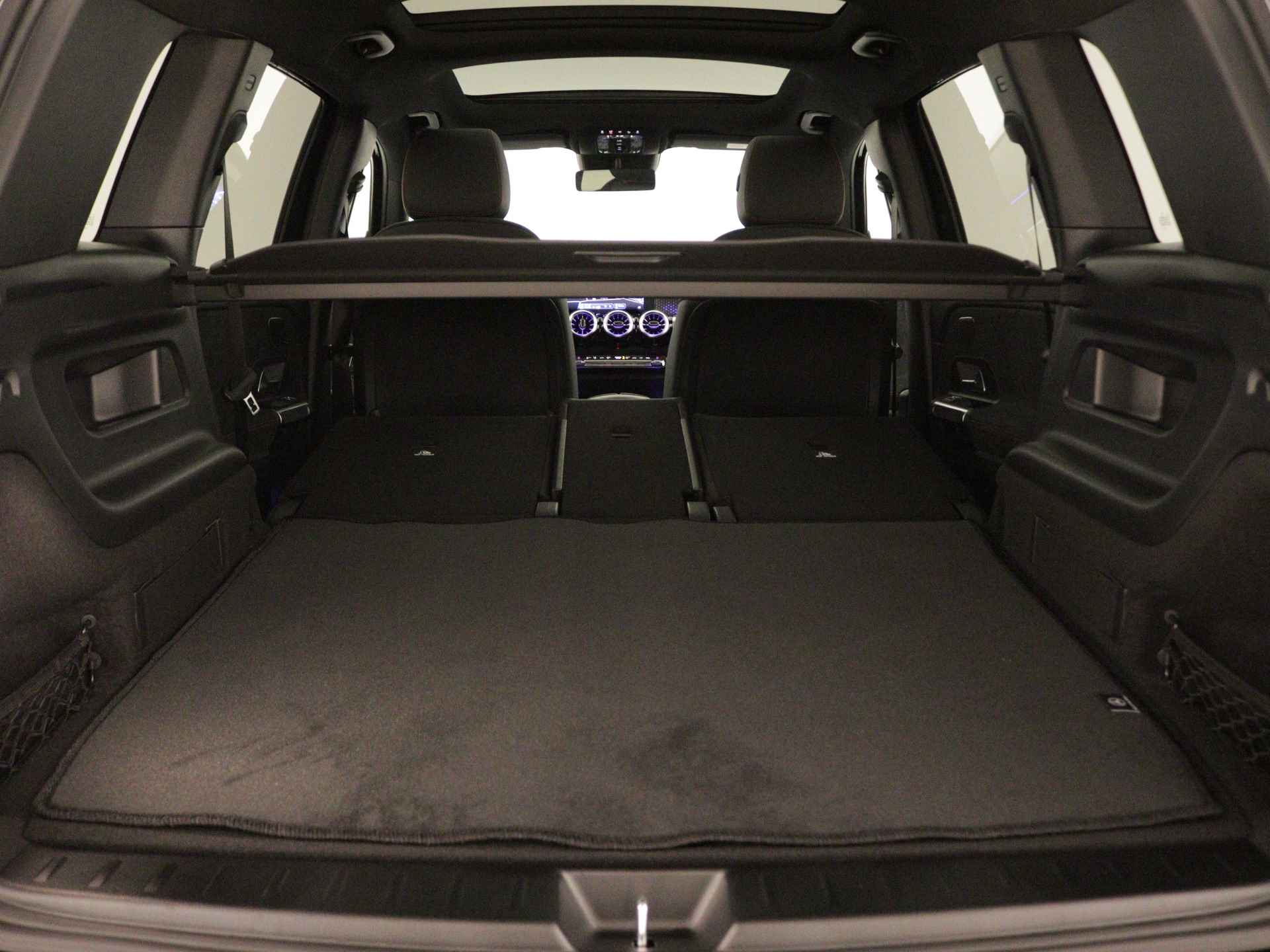 Mercedes-Benz GLB 200 AMG Line | Trekhaak | Nightpakket | Premium Plus pakket | USB-pakket plus | Keyless-Go comfortpakket | Burmester Surround Sound systeem | Parkeerpakket met 360°-camera | Head-up display | - 35/40