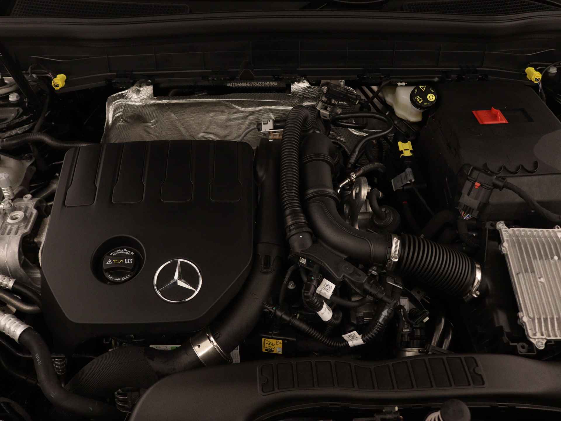 Mercedes-Benz GLB 200 AMG Line | Trekhaak | Nightpakket | Premium Plus pakket | USB-pakket plus | Keyless-Go comfortpakket | Burmester Surround Sound systeem | Parkeerpakket met 360°-camera | Head-up display | - 37/40