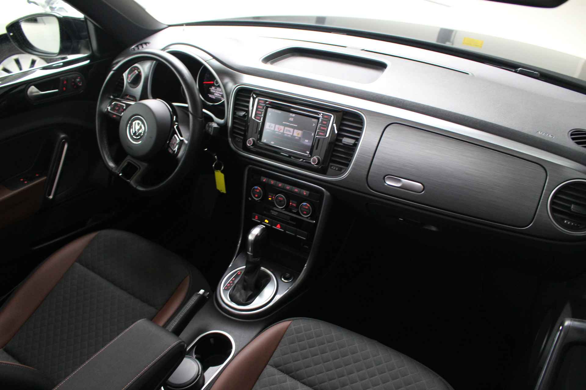 Volkswagen Beetle Cabriolet 1.4 TSI 150PK DSG Allstar Navigatie | Stoelverwarming | Inklapbare spiegels | 17" Velgen . - 6/28