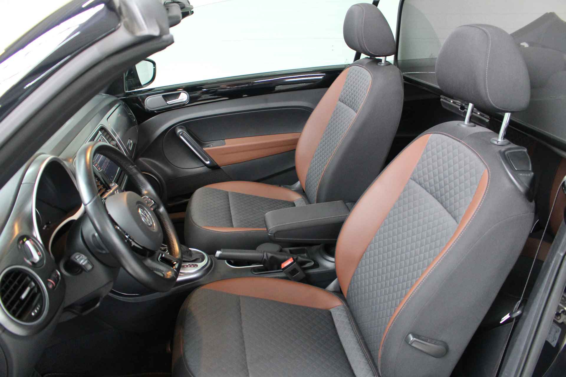 Volkswagen Beetle Cabriolet 1.4 TSI 150PK DSG Allstar Navigatie | Stoelverwarming | Inklapbare spiegels | 17" Velgen . - 12/28