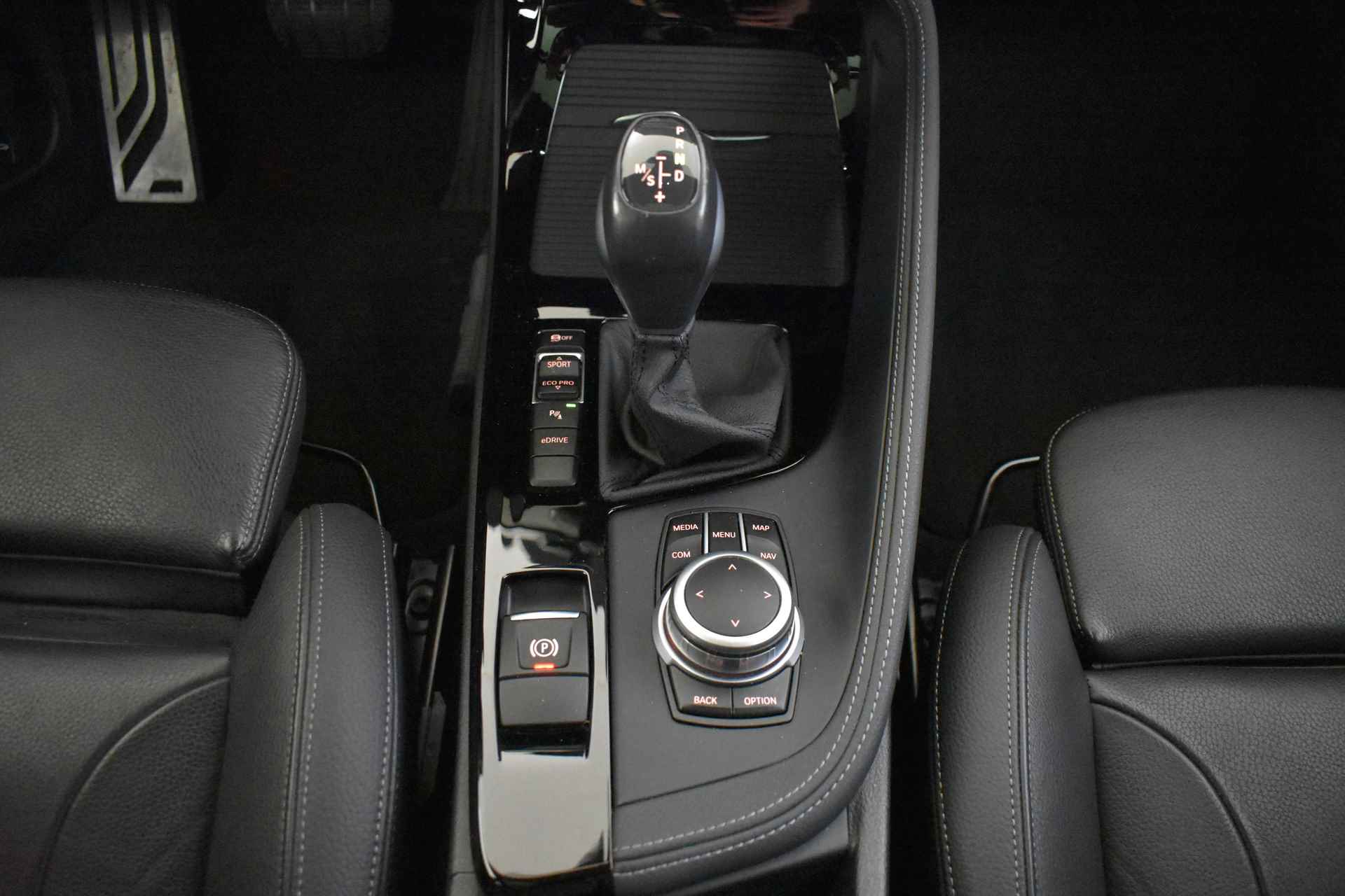 BMW X2 xDrive25e High Executive M Sportpakket / Panoramadak / Sportstoelen / LED / Head-Up / Park Assistant / Leder / Navigatie Plus / Verwarmd Stuurwiel - 28/50