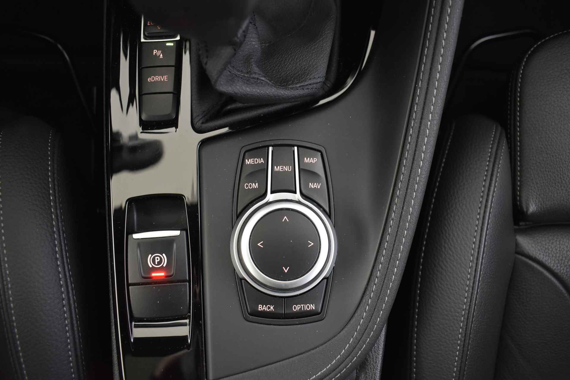 BMW X2 xDrive25e High Executive M Sport Automaat / Panoramadak / Sportstoelen / LED / Head-Up / Park Assistant / Leder / Navigatie Plus / Verwarmd Stuurwiel - 31/50
