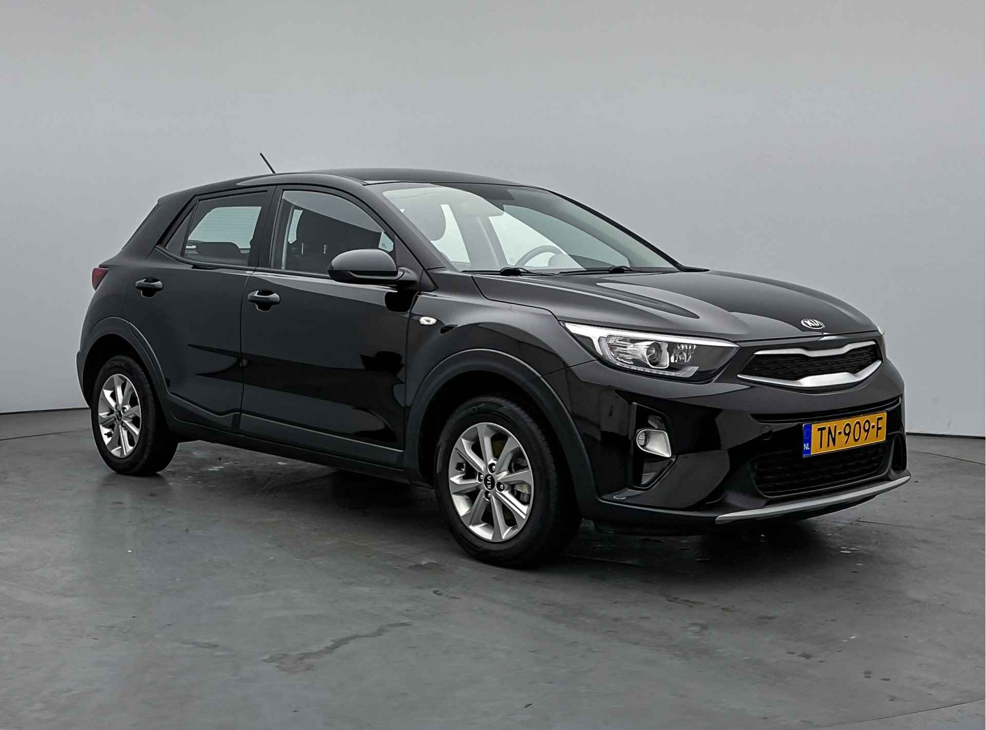 Kia Stonic 1.2 MPi ComfortPlusLine Navigator | Parkeersensoren achter | LM velgen | Airco | Camera | Trekhaak | Navigatie | Cruise Control | - 90/134