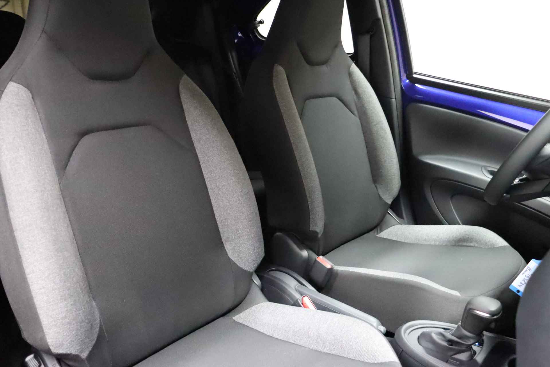 Toyota Aygo X 1.0 VVT-i S-CVT Automaat Pulse Facelift | Direct Leverbaar | Maps Navigatie | Full led | Winterpakket - 30/32