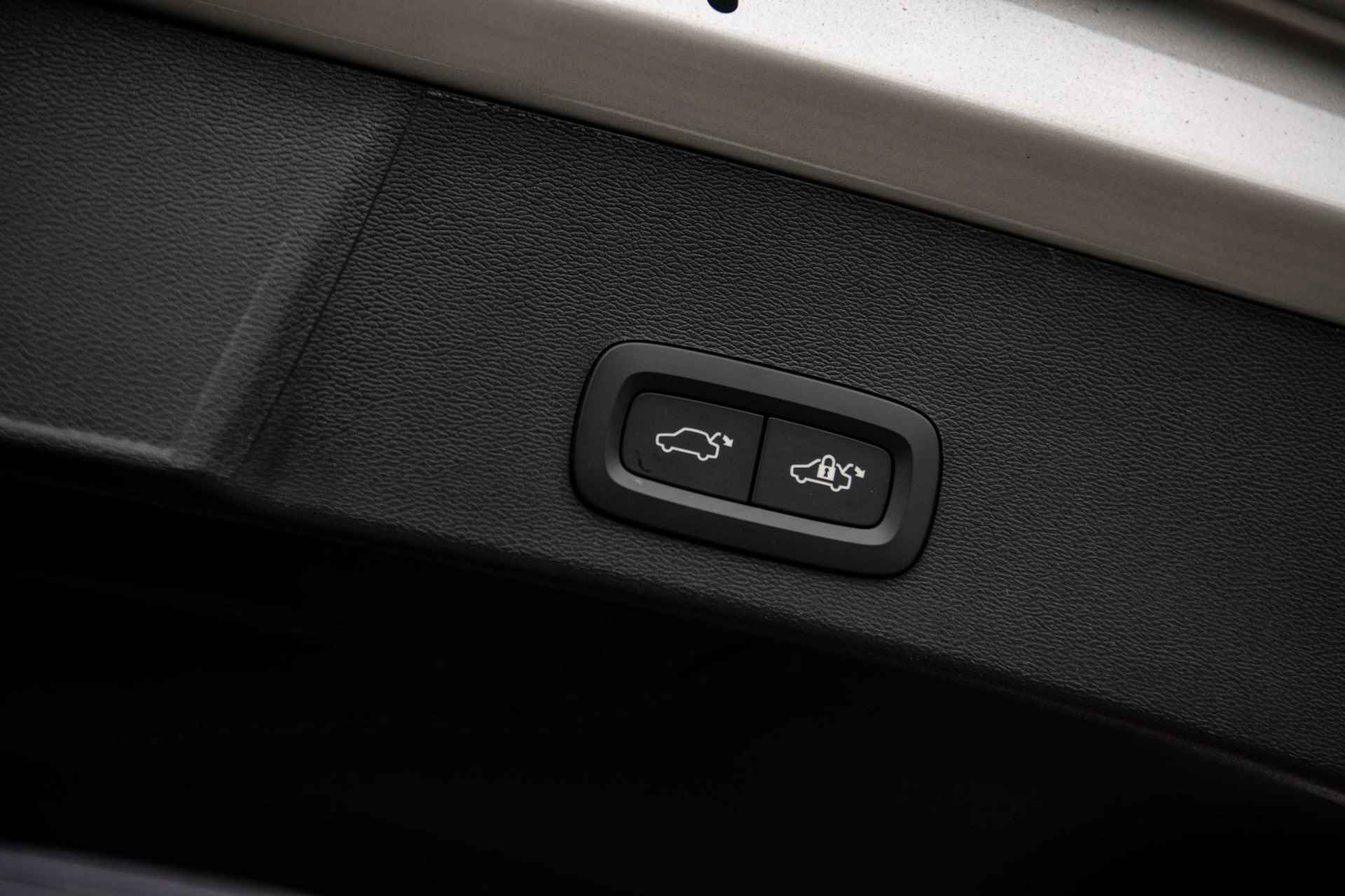 Volvo XC40 Single Motor Extended Range Ultimate 82 kWh UIT VOORRAAD LEVERBAAR | 20" |  Pixel Led | Luxe interieur - 30/32