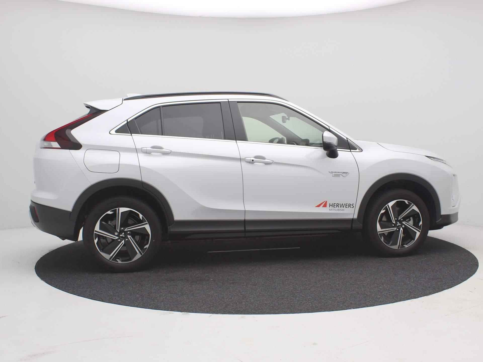 Mitsubishi Eclipse Cross 2.4 PHEV Intense+ AUTOMAAT / 1500KG TREKGEWICHT / LEDEREN BEKLEDING / NAVIGATIE / 18" LMV / CRUISE CONTROL / STOELVERWARMING VOOR / AIRCO CLIMATE CONTROL / KEYLESS ENTRY / KEYLESS START & GO / NL AUTO / FABRIEKSGARANTIE TOT 13-01-2031 / PLUG IN HYBRID / - 11/86