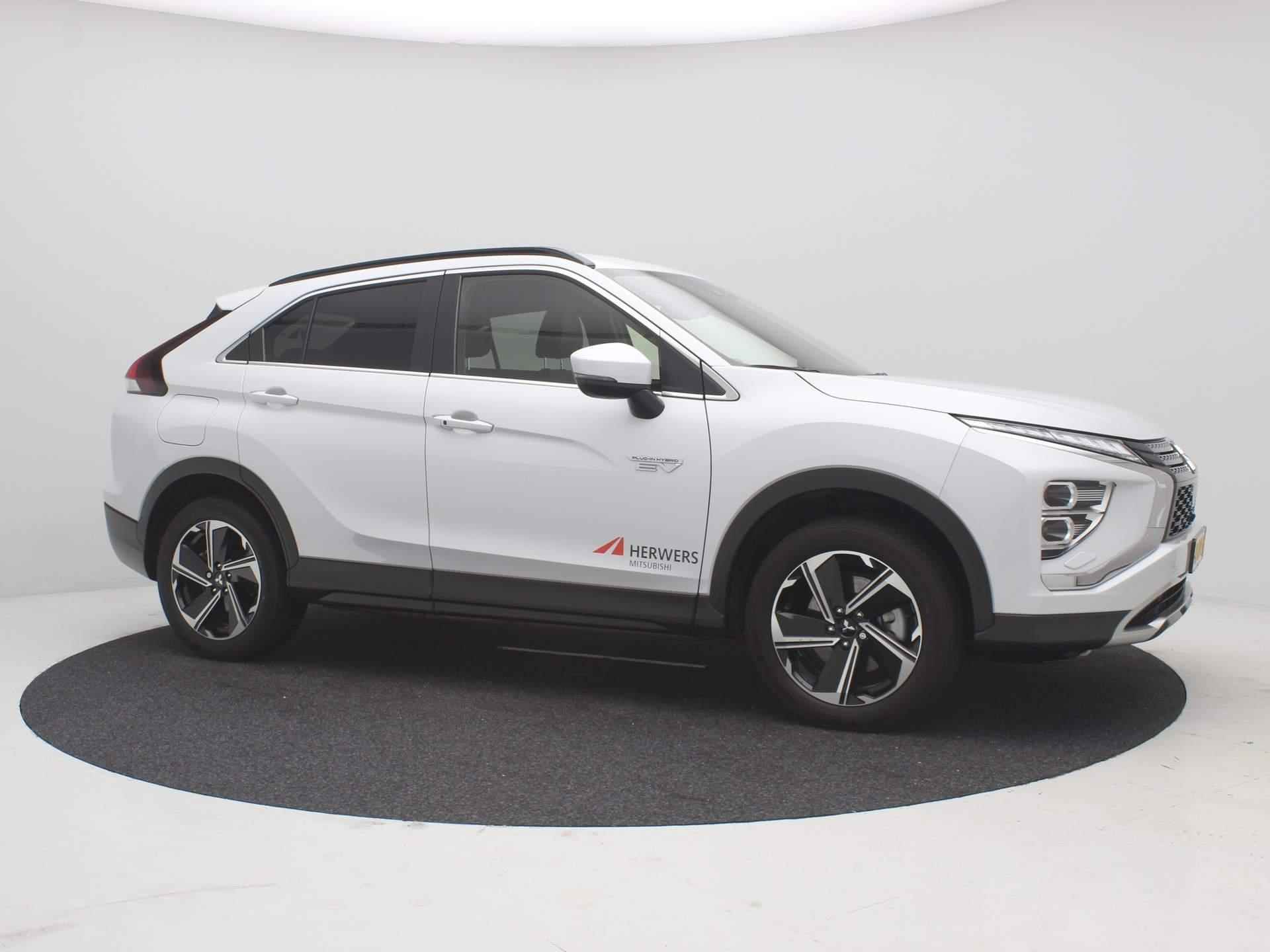 Mitsubishi Eclipse Cross 2.4 PHEV Intense+ AUTOMAAT / 1500KG TREKGEWICHT / LEDEREN BEKLEDING / NAVIGATIE / 18" LMV / CRUISE CONTROL / STOELVERWARMING VOOR / AIRCO CLIMATE CONTROL / KEYLESS ENTRY / KEYLESS START & GO / NL AUTO / FABRIEKSGARANTIE TOT 13-01-2031 / PLUG IN HYBRID / - 12/86