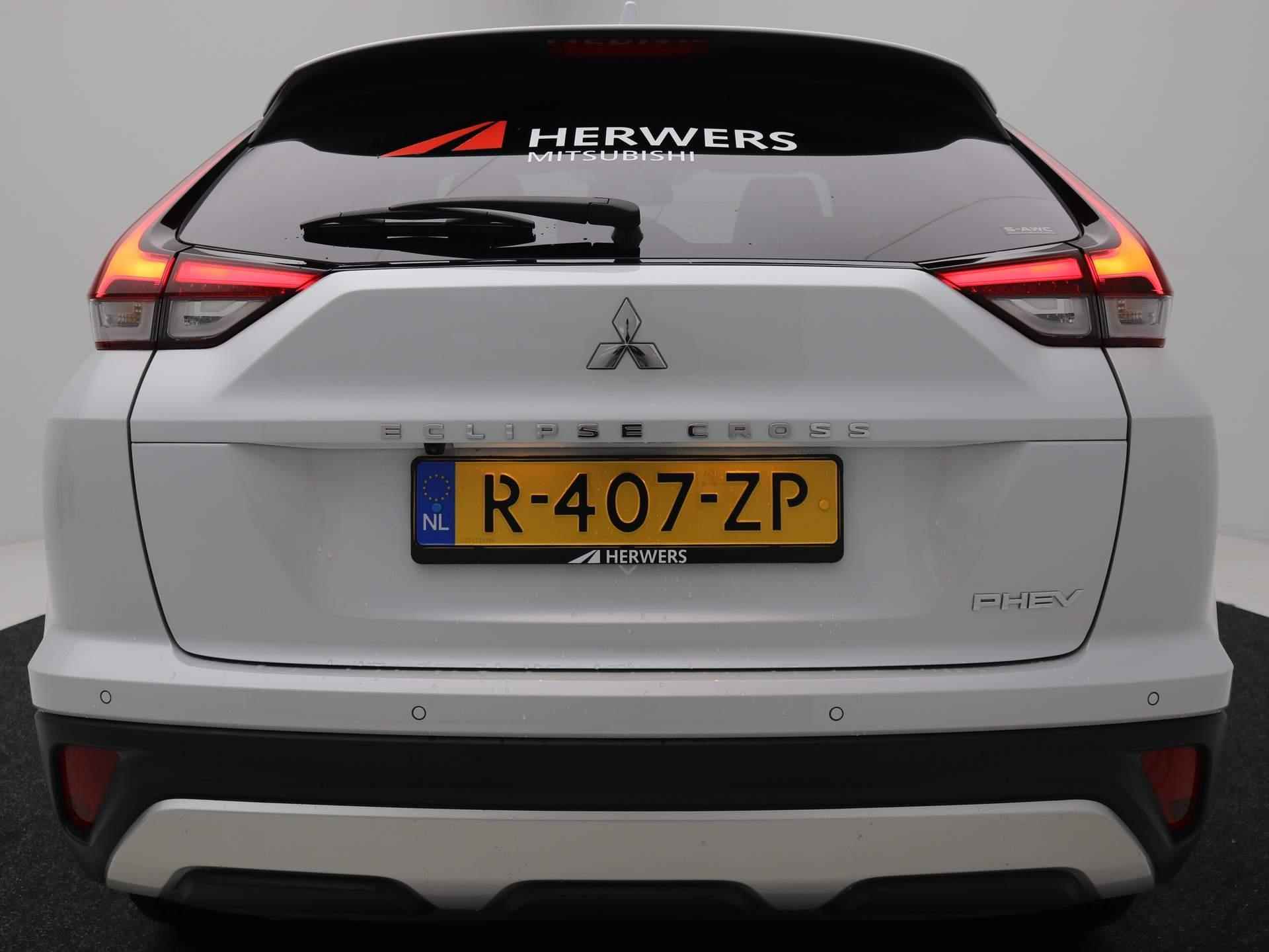 Mitsubishi Eclipse Cross 2.4 PHEV Intense+ AUTOMAAT / 1500KG TREKGEWICHT / LEDEREN BEKLEDING / NAVIGATIE / 18" LMV / CRUISE CONTROL / STOELVERWARMING VOOR / AIRCO CLIMATE CONTROL / KEYLESS ENTRY / KEYLESS START & GO / NL AUTO / FABRIEKSGARANTIE TOT 13-01-2031 / PLUG IN HYBRID / - 23/86