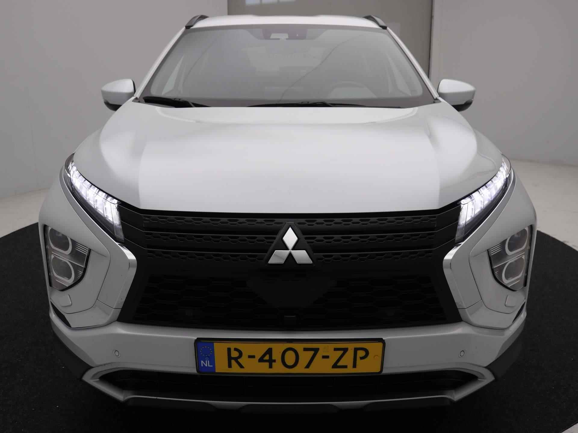 Mitsubishi Eclipse Cross 2.4 PHEV Intense+ AUTOMAAT / 1500KG TREKGEWICHT / LEDEREN BEKLEDING / NAVIGATIE / 18" LMV / CRUISE CONTROL / STOELVERWARMING VOOR / AIRCO CLIMATE CONTROL / KEYLESS ENTRY / KEYLESS START & GO / NL AUTO / FABRIEKSGARANTIE TOT 13-01-2031 / PLUG IN HYBRID / - 82/86