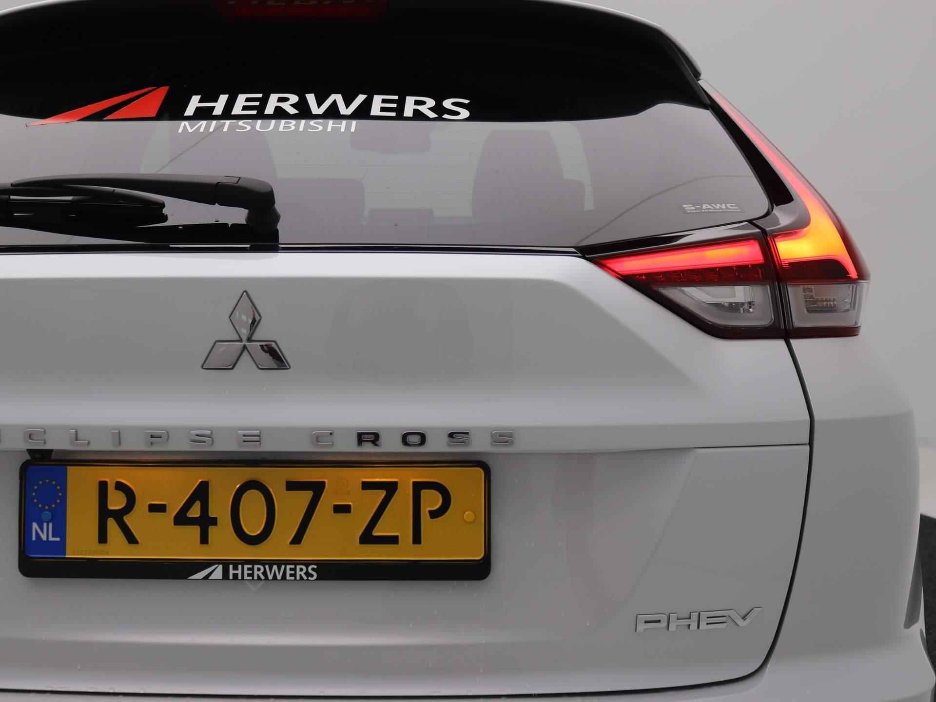 Mitsubishi Eclipse Cross 2.4 PHEV Intense+ AUTOMAAT / 1500KG TREKGEWICHT / LEDEREN BEKLEDING / NAVIGATIE / 18" LMV / CRUISE CONTROL / STOELVERWARMING VOOR / AIRCO CLIMATE CONTROL / KEYLESS ENTRY / KEYLESS START & GO / NL AUTO / FABRIEKSGARANTIE TOT 13-01-2031 / PLUG IN HYBRID / - 84/86