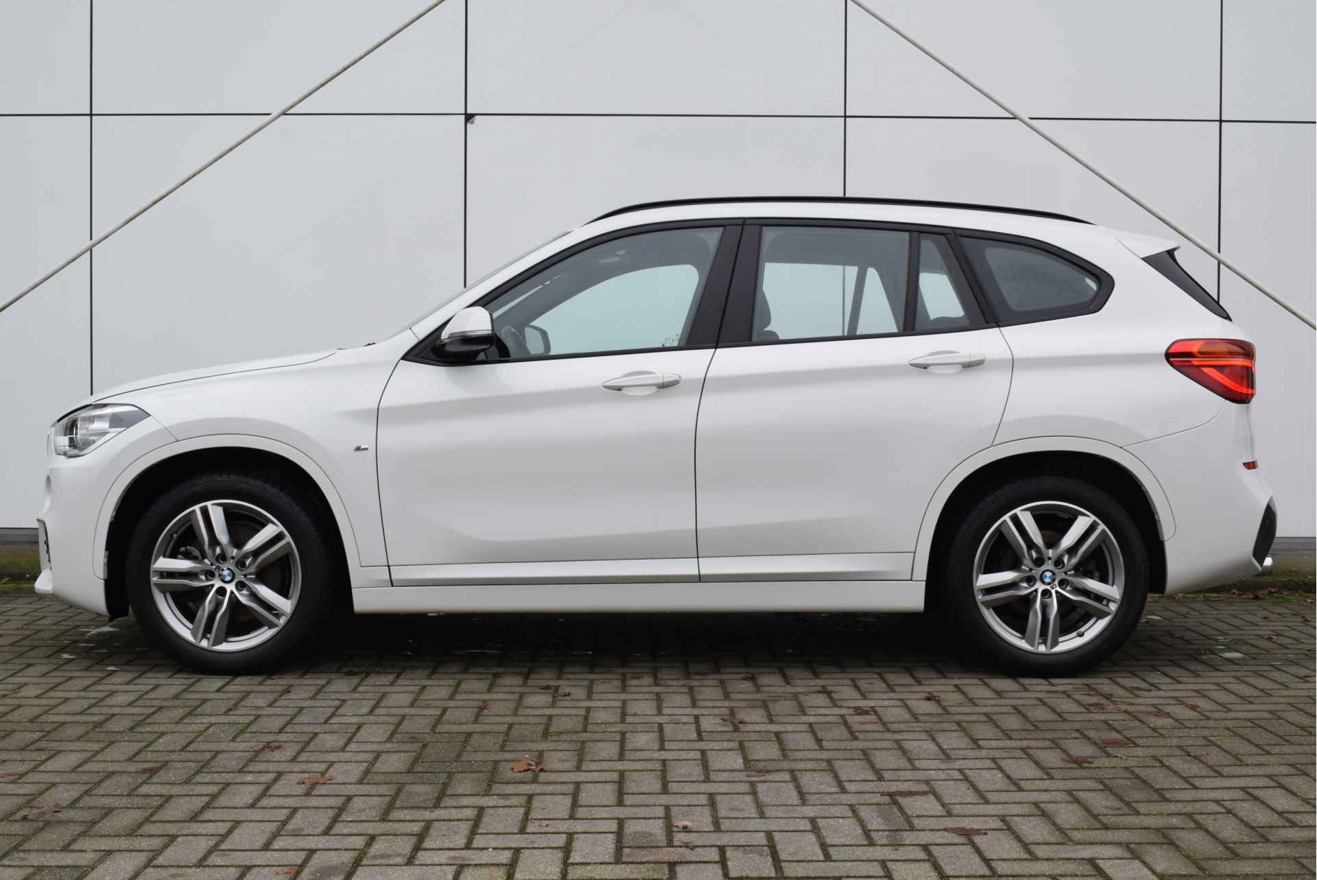 BMW X1 sDrive20i Executive M Sport Automaat / Trekhaak / Sportstoelen / Stoelverwarming / LED / Verwarmd stuurwiel / Head-Up / Cruise Control / Navigatie Plus - 3/26