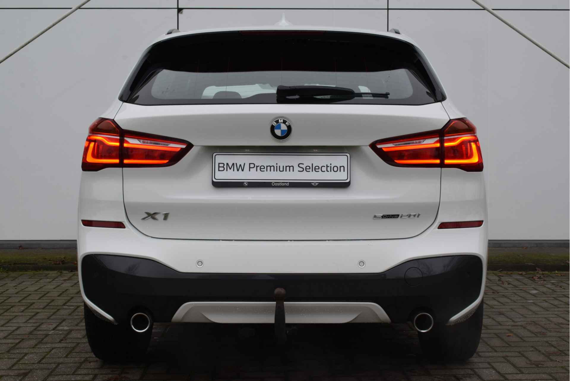 BMW X1 sDrive20i Executive M Sport Automaat / Trekhaak / Sportstoelen / Stoelverwarming / LED / Verwarmd stuurwiel / Head-Up / Cruise Control / Navigatie Plus - 9/26