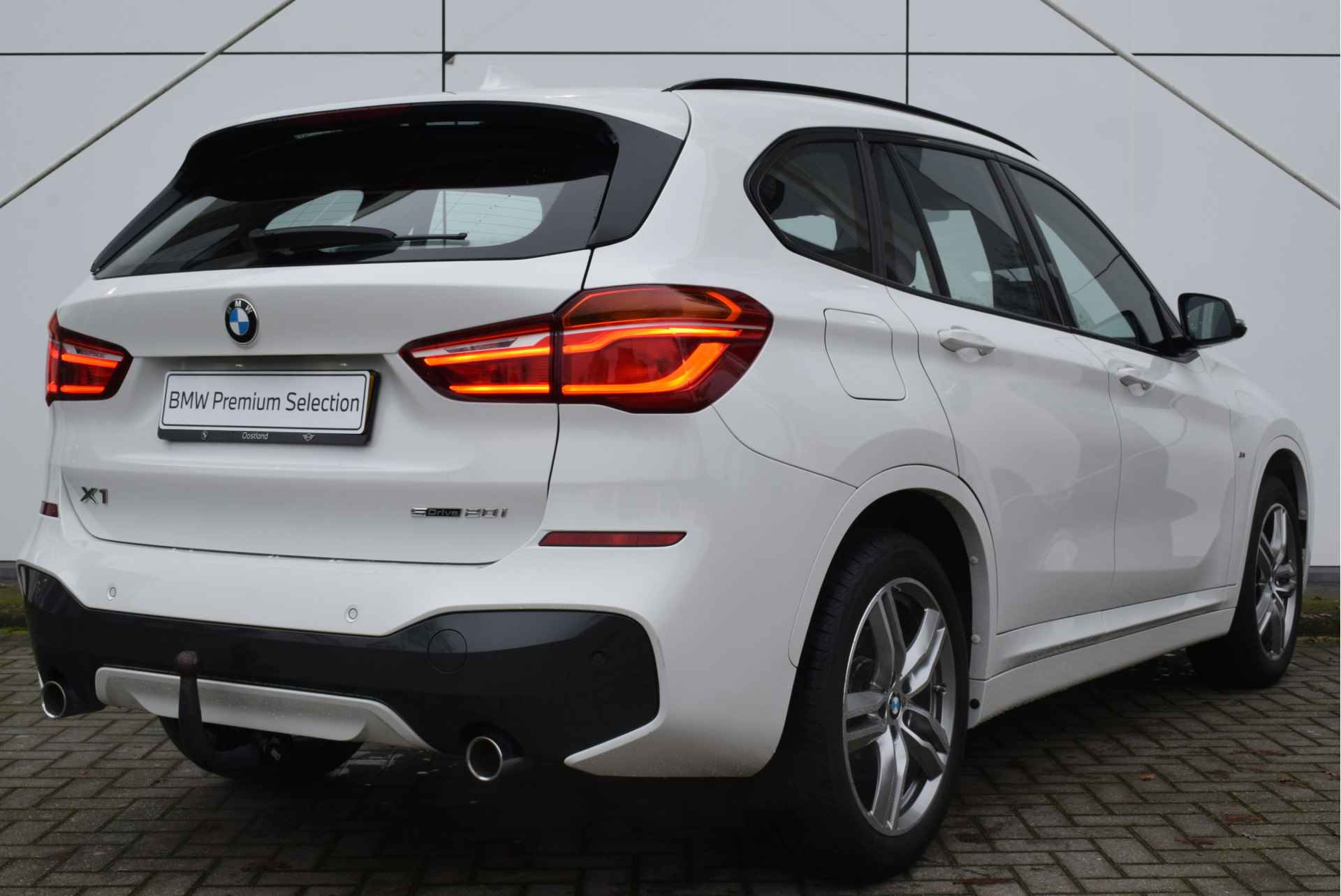 BMW X1 sDrive20i Executive M Sport Automaat / Trekhaak / Sportstoelen / Stoelverwarming / LED / Verwarmd stuurwiel / Head-Up / Cruise Control / Navigatie Plus - 10/26