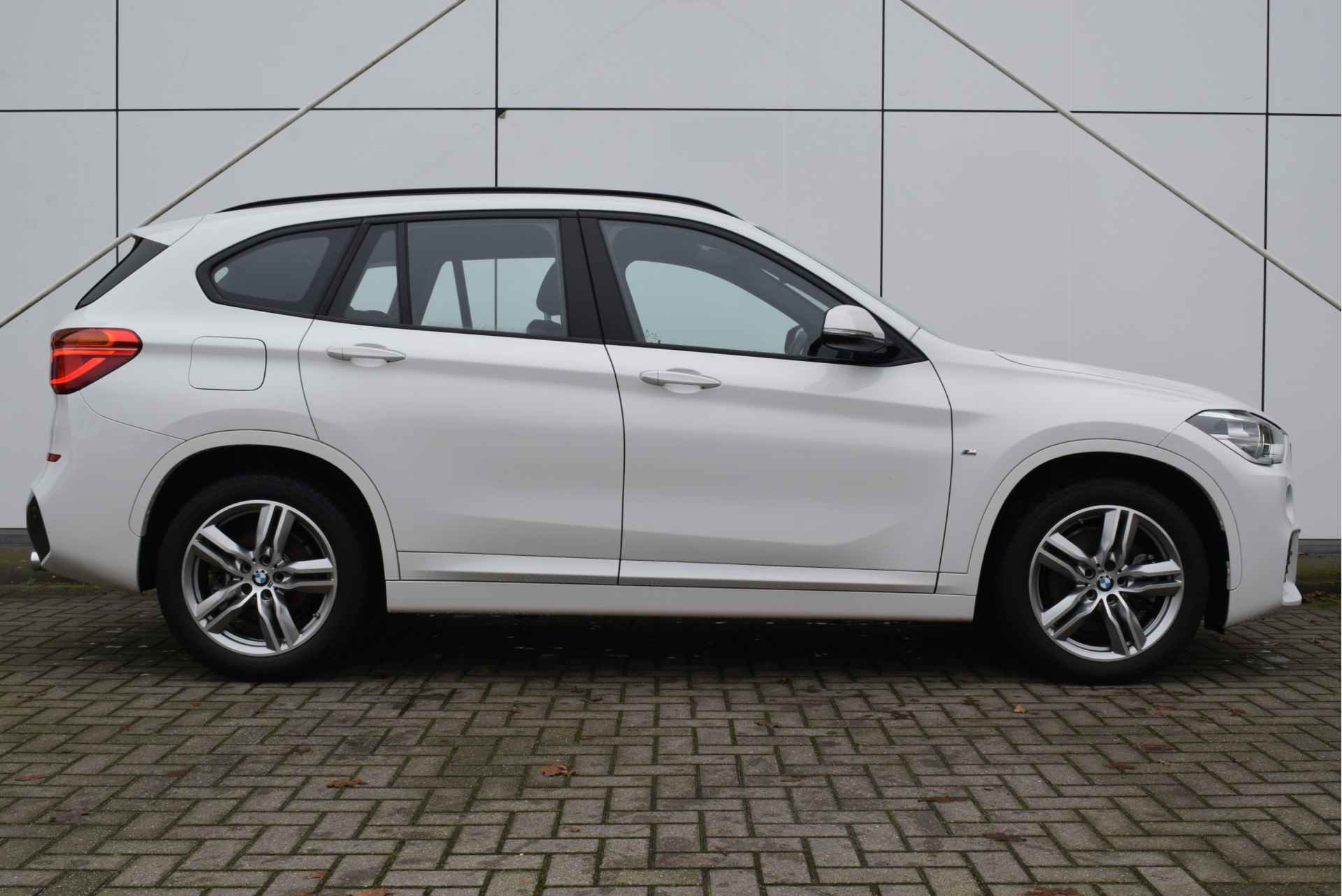 BMW X1 sDrive20i Executive M Sport Automaat / Trekhaak / Sportstoelen / Stoelverwarming / LED / Verwarmd stuurwiel / Head-Up / Cruise Control / Navigatie Plus - 11/26