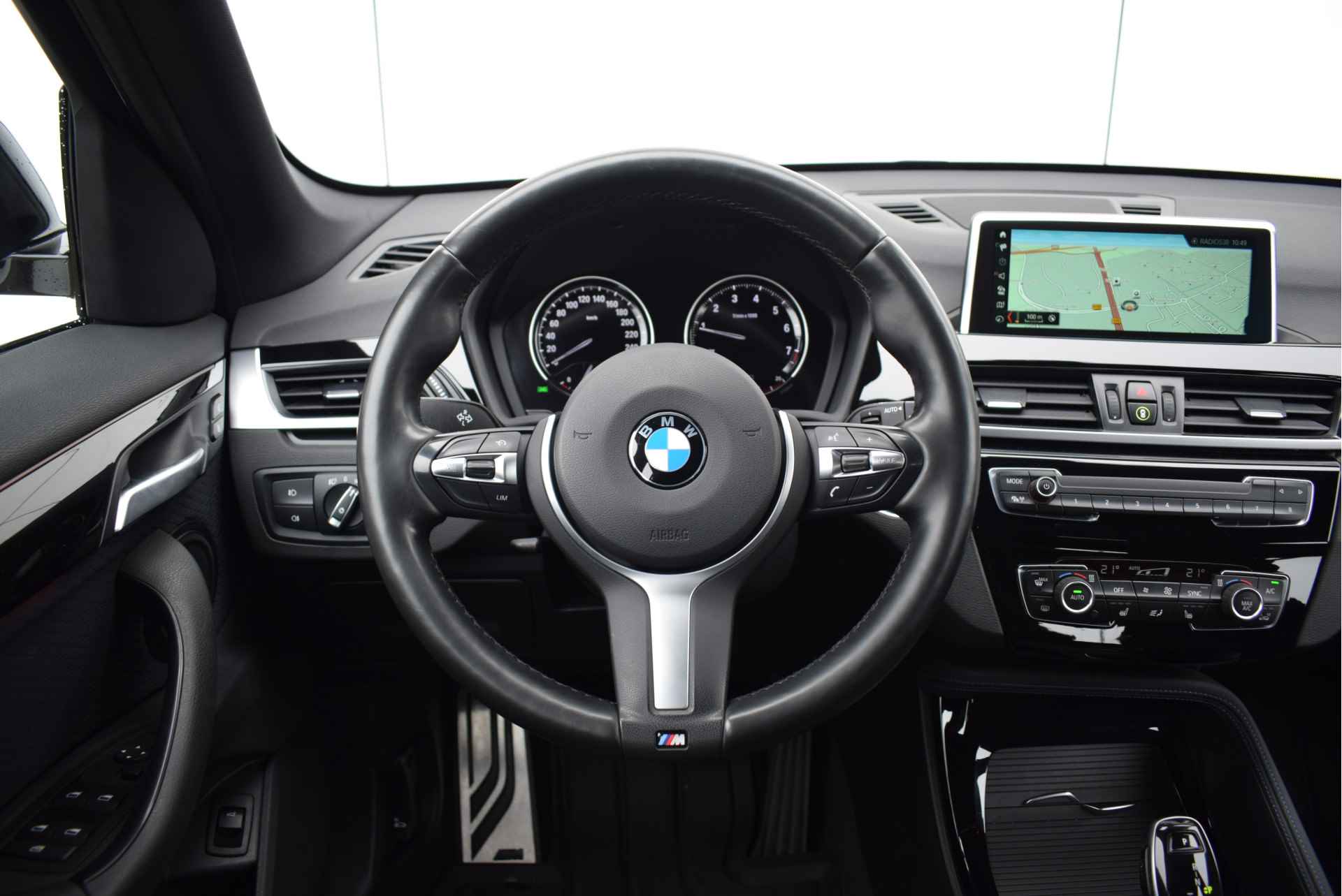 BMW X1 sDrive20i Executive M Sport Automaat / Trekhaak / Sportstoelen / Stoelverwarming / LED / Verwarmd stuurwiel / Head-Up / Cruise Control / Navigatie Plus - 16/26